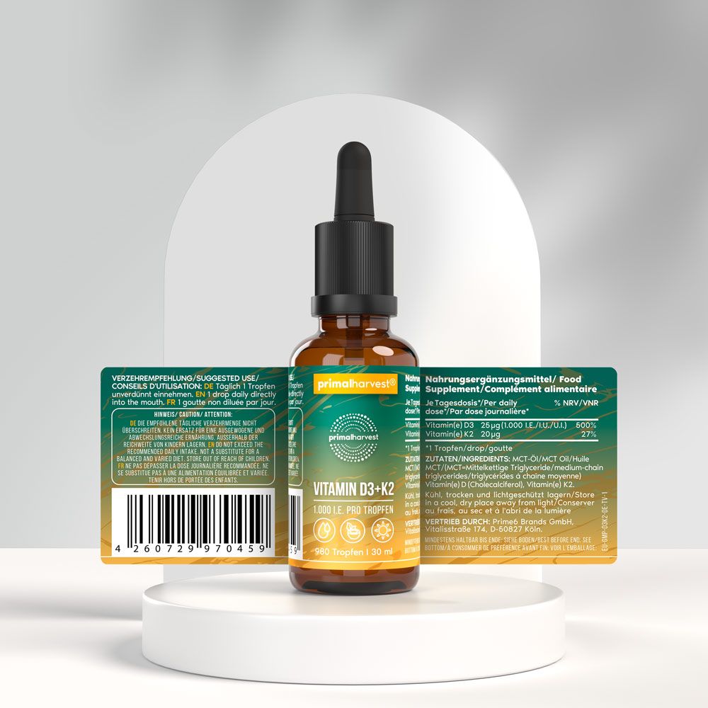 Braune Glasflasche mit schwarzem Tropfer. Etikett mit Produktinformationen. Auf weißem Podest. Text: Vitamin D3+K2, Nahrungsergänzungsmittel.