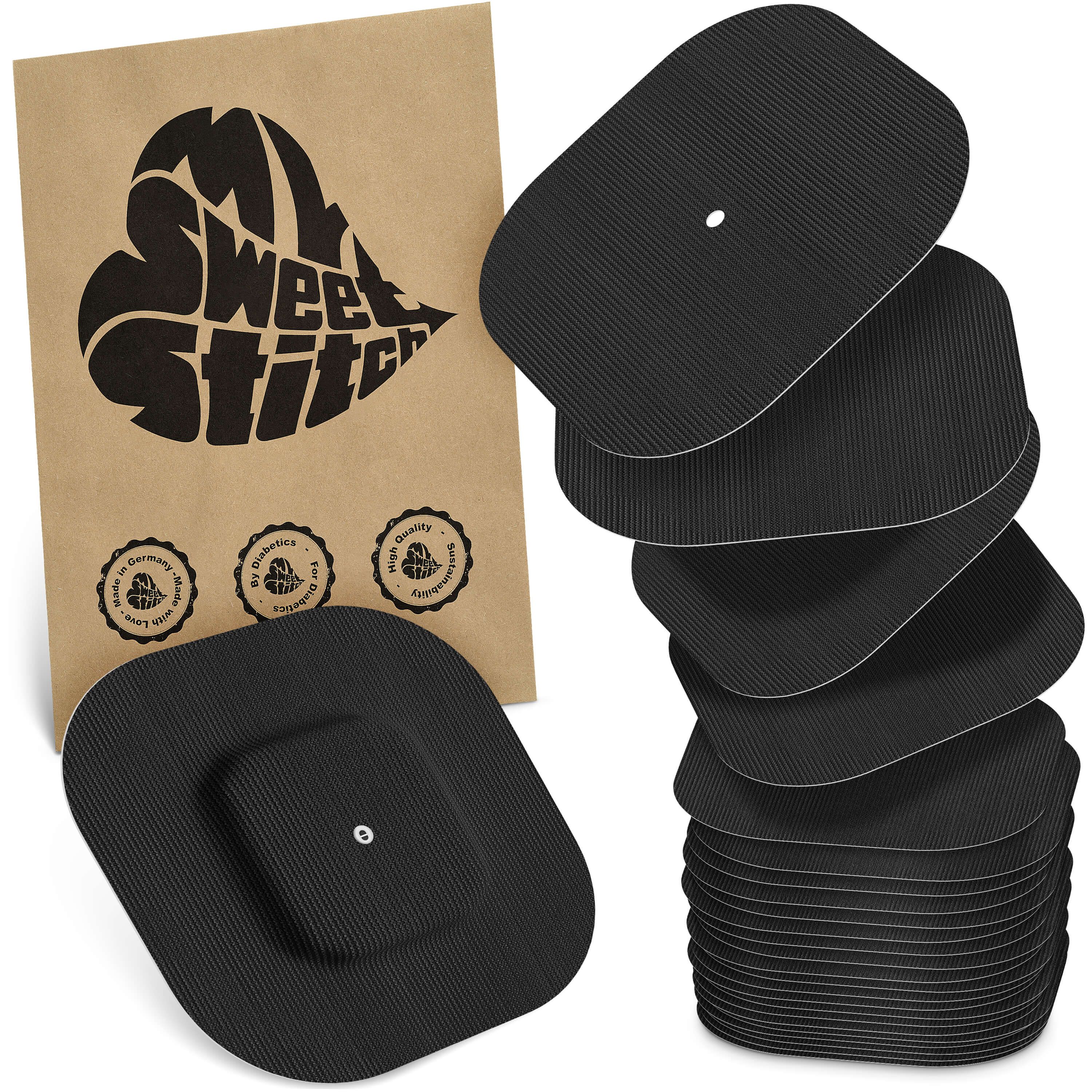 Schwarze, quadratische Pflaster mit geriffelter Oberfläche. Eine Packung mit Logo und Siegeln. Einzelnes Pflaster mit zentralem, kleinerem Quadrat.