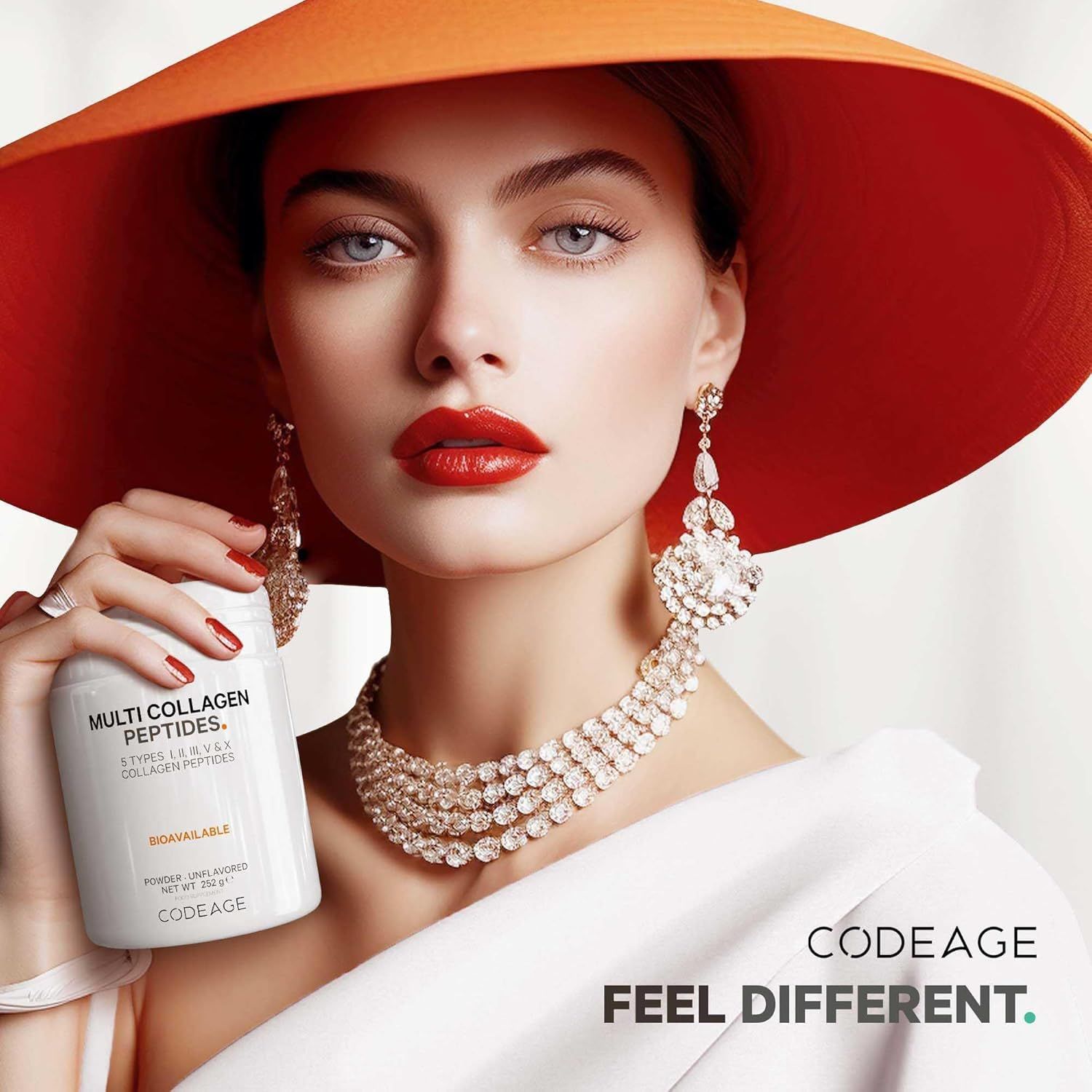 Frau mit rotem Hut hält weißen Pulverbehälter mit Aufschrift 'Multi Collagen Peptides'. Marke: Codeage.