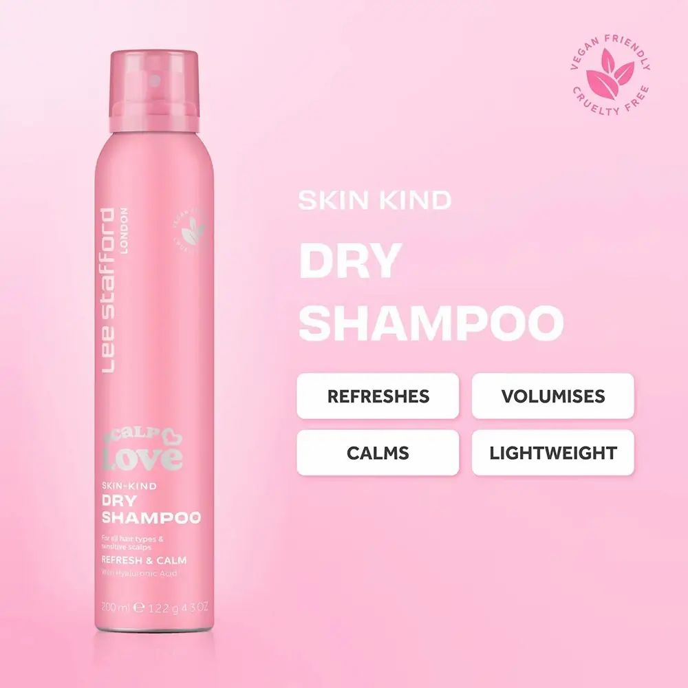 Rosa Sprühflasche mit weißer Aufschrift. Produktname: Scalp Love Dry Shampoo. Marke: Lee Stafford London. Vegan-Logo. Textfelder mit Produktvorteilen.