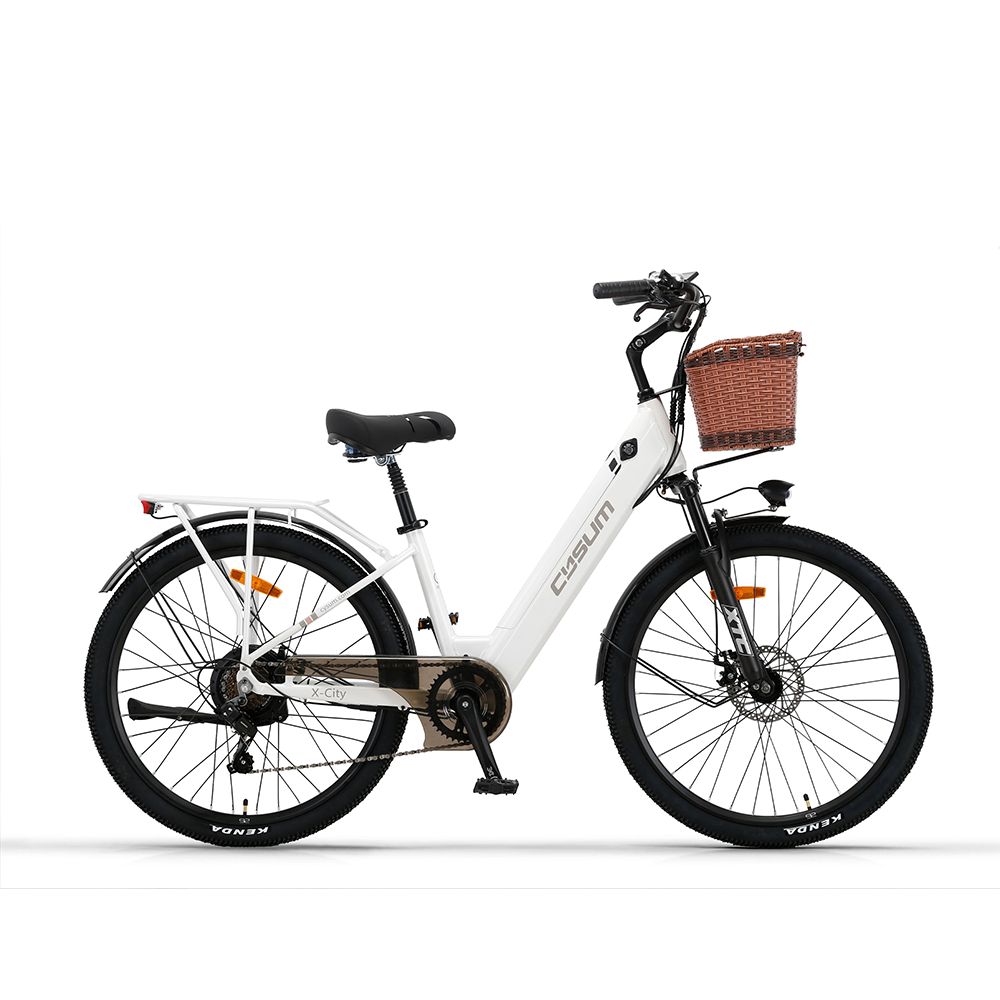Weißes E-Bike mit braunem Korb, schwarzem Lenker und Reifen. Marke CYSUM.