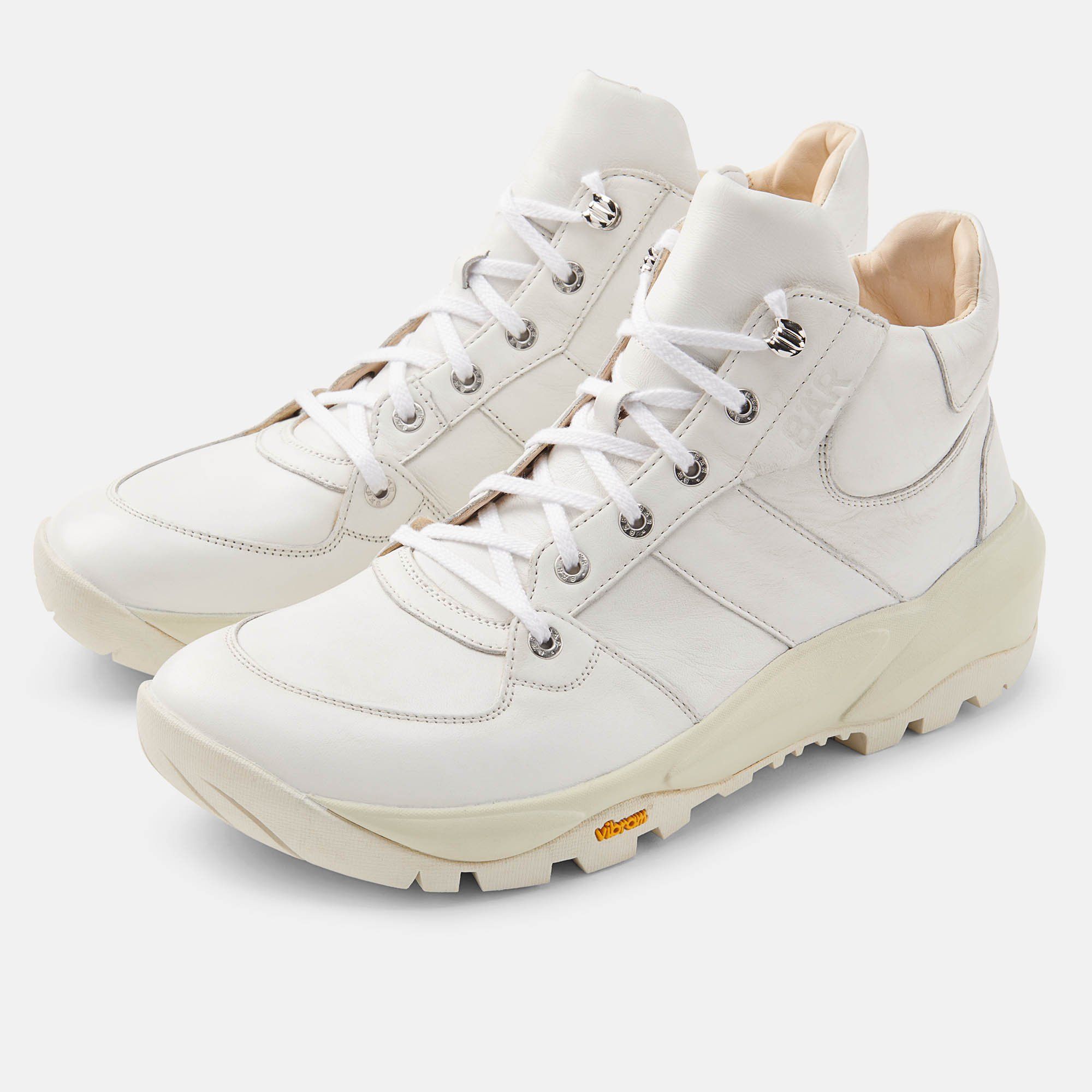 Weiße BÄR Zoe Damen Stiefeletten. Schnürung, breite Sohle, gepolsterter Schaft. Vibram-Logo an der Sohle.