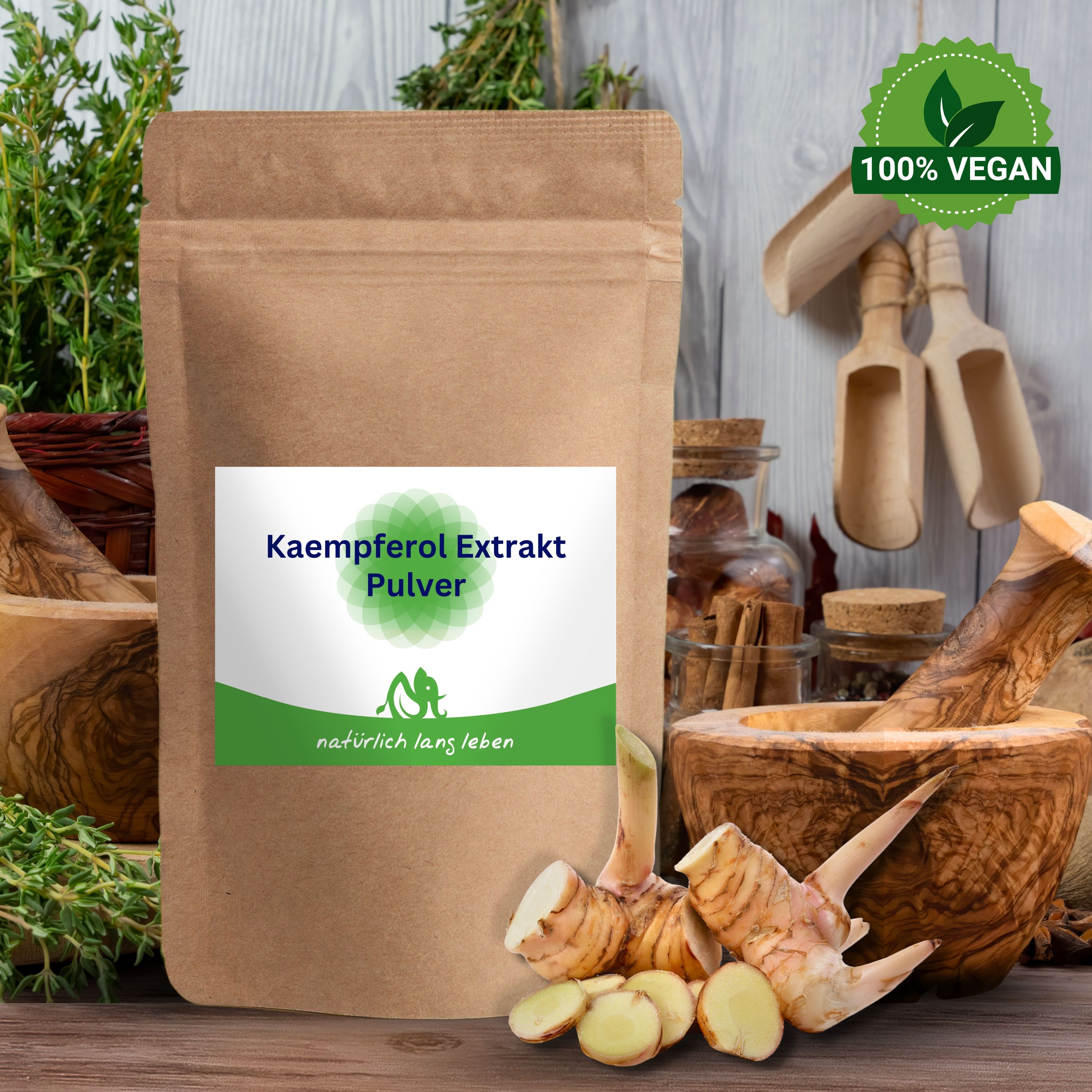 Braune Tüte mit Etikett. Aufschrift: Kämpferol Extrakt Pulver. Logo: natürlich lang leben. Galgantwurzeln im Vordergrund.