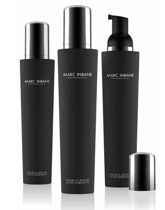 Drei schwarze Flaschen mit silbernen Deckeln. Aufschrift: MARC INBANE, Natural Tanning Mousse. Text: Natural & Organic Active Ingredients.
