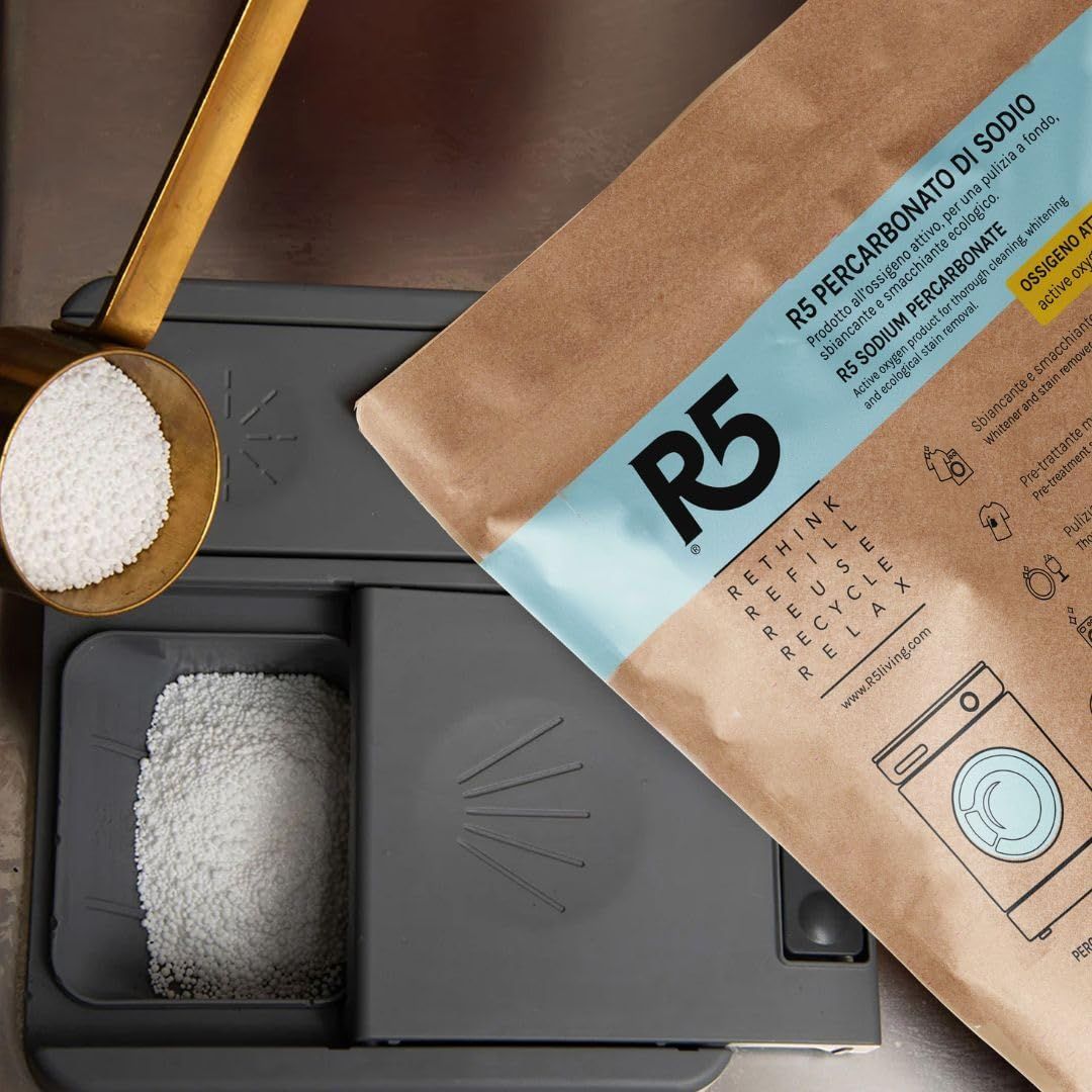 R5 Percarbonato di Sodio wird in eine Schublade gefüllt. Braune Verpackung mit blauem Streifen und weißer Schrift.