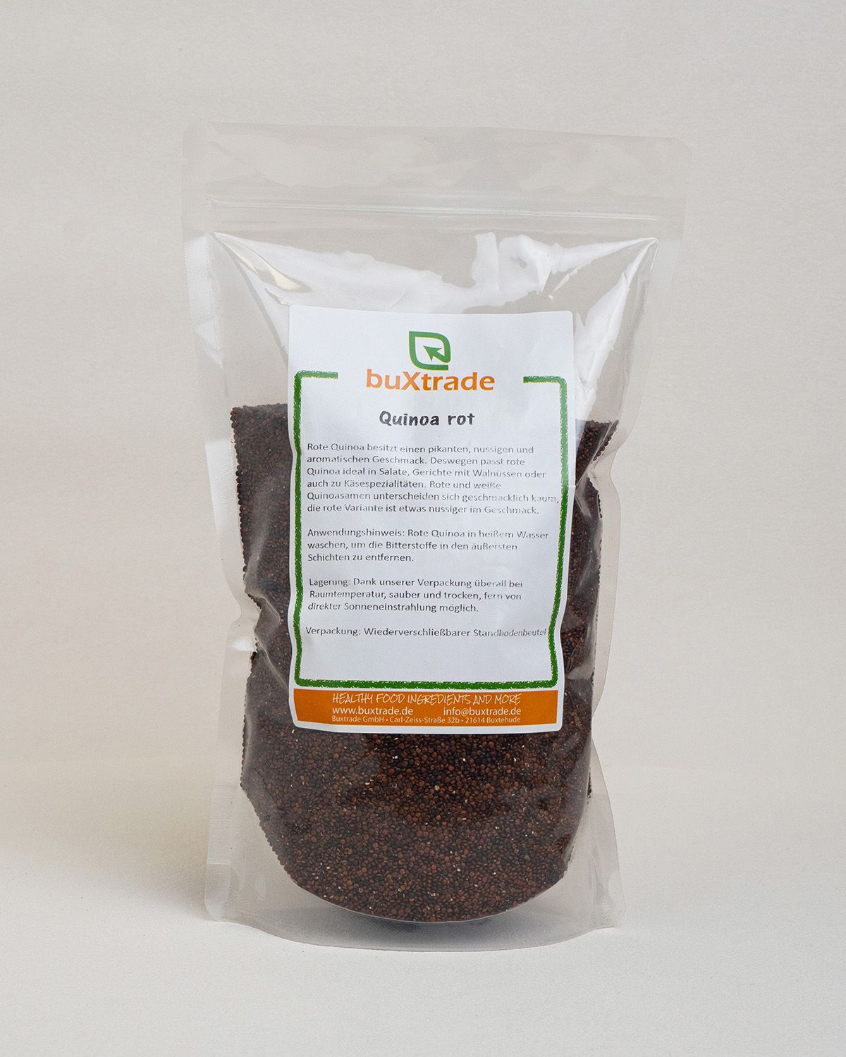 Transparente Tüte mit rotem Quinoa. Aufkleber mit Produktinformationen und Logo von buxtrade.