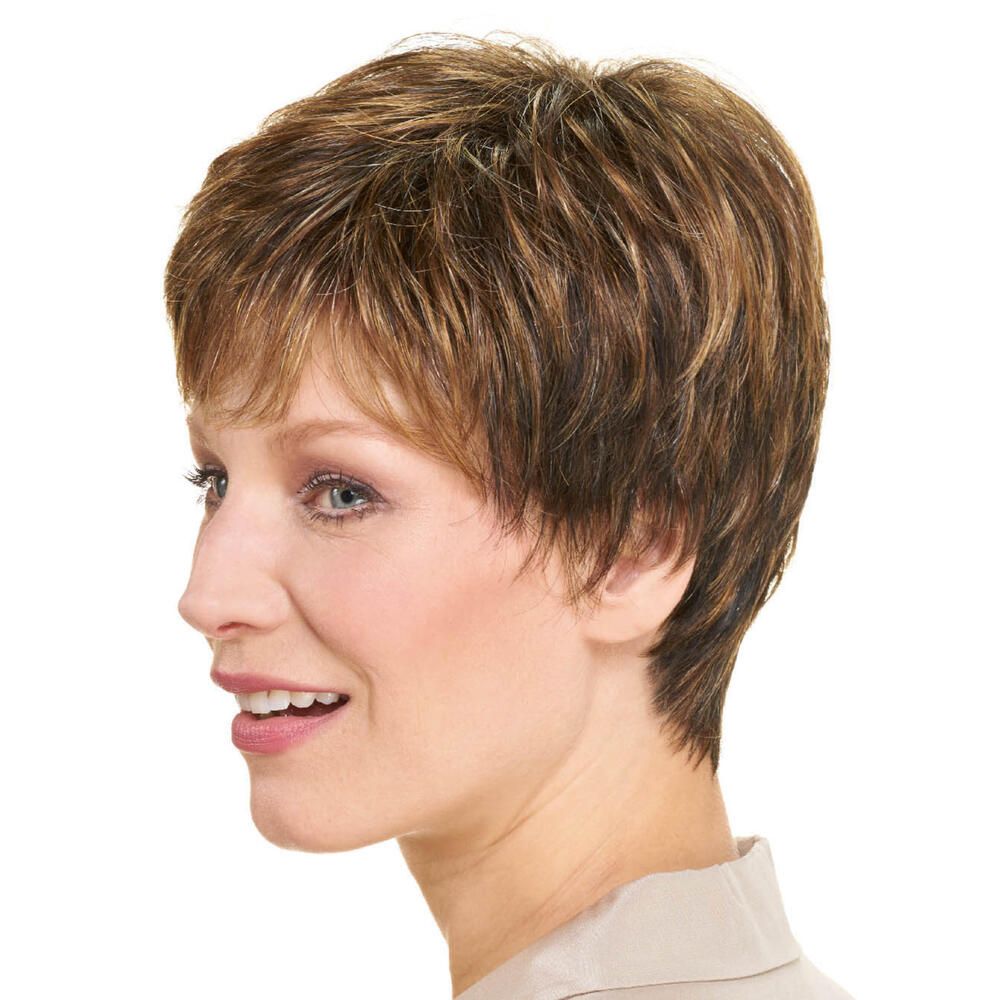 Kurzhaarperücke mit braunen und blonden Strähnen. Seitenansicht einer Frau.