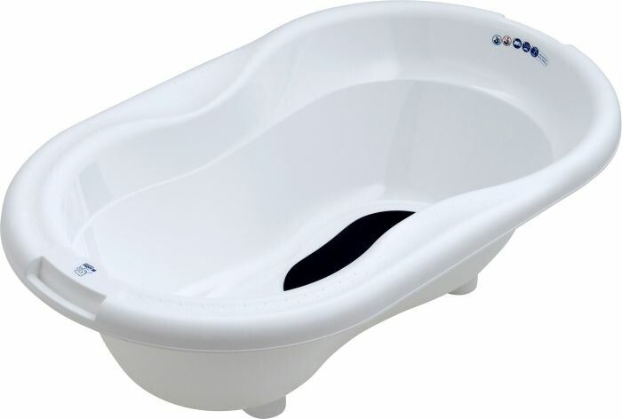 Weiße Babybadewanne mit ergonomischer Form und integrierter schwarzer Anti-Rutsch-Matte. Kleine Füße und Griff vorhanden.