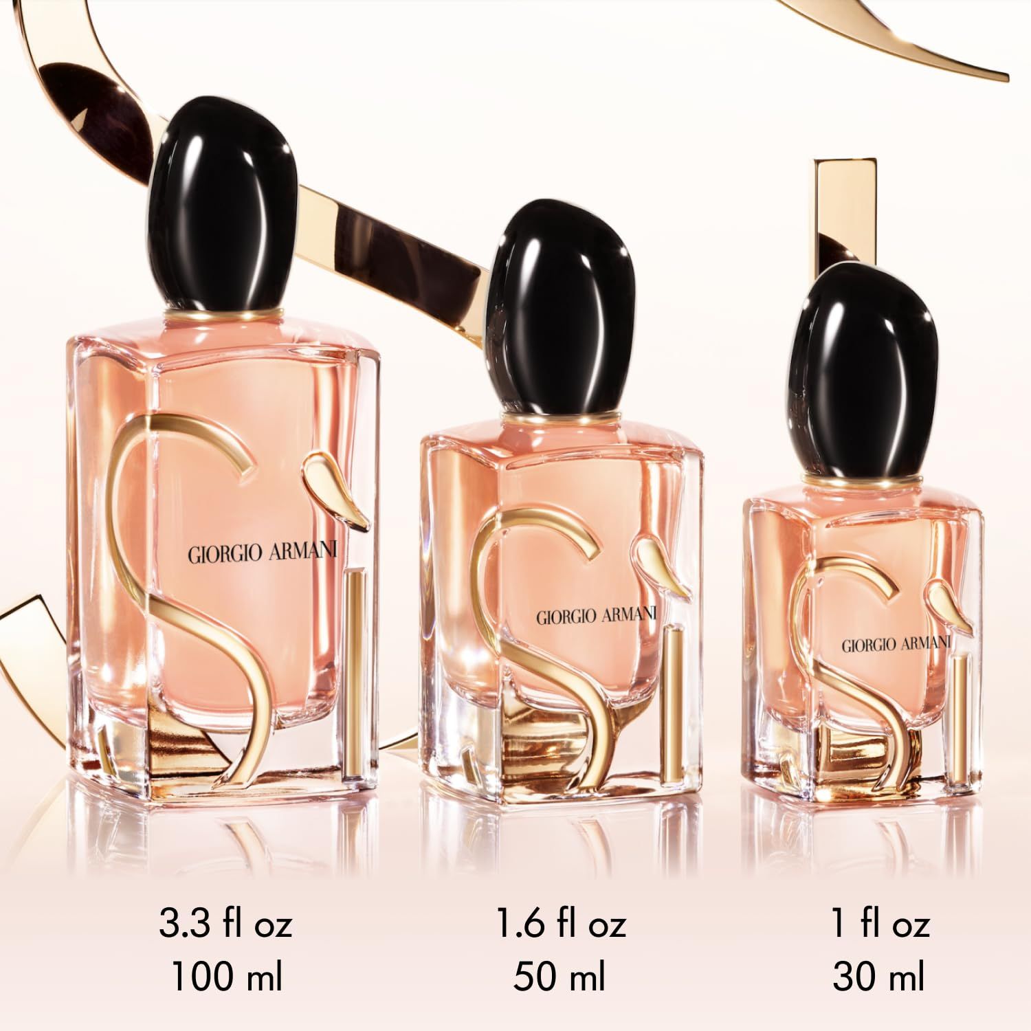 Drei Parfümflakons in verschiedenen Größen. Aufschrift: GIORGIO ARMANI. Größenangaben: 3.3 fl oz 100 ml, 1.6 fl oz 50 ml, 1 fl oz 30 ml.