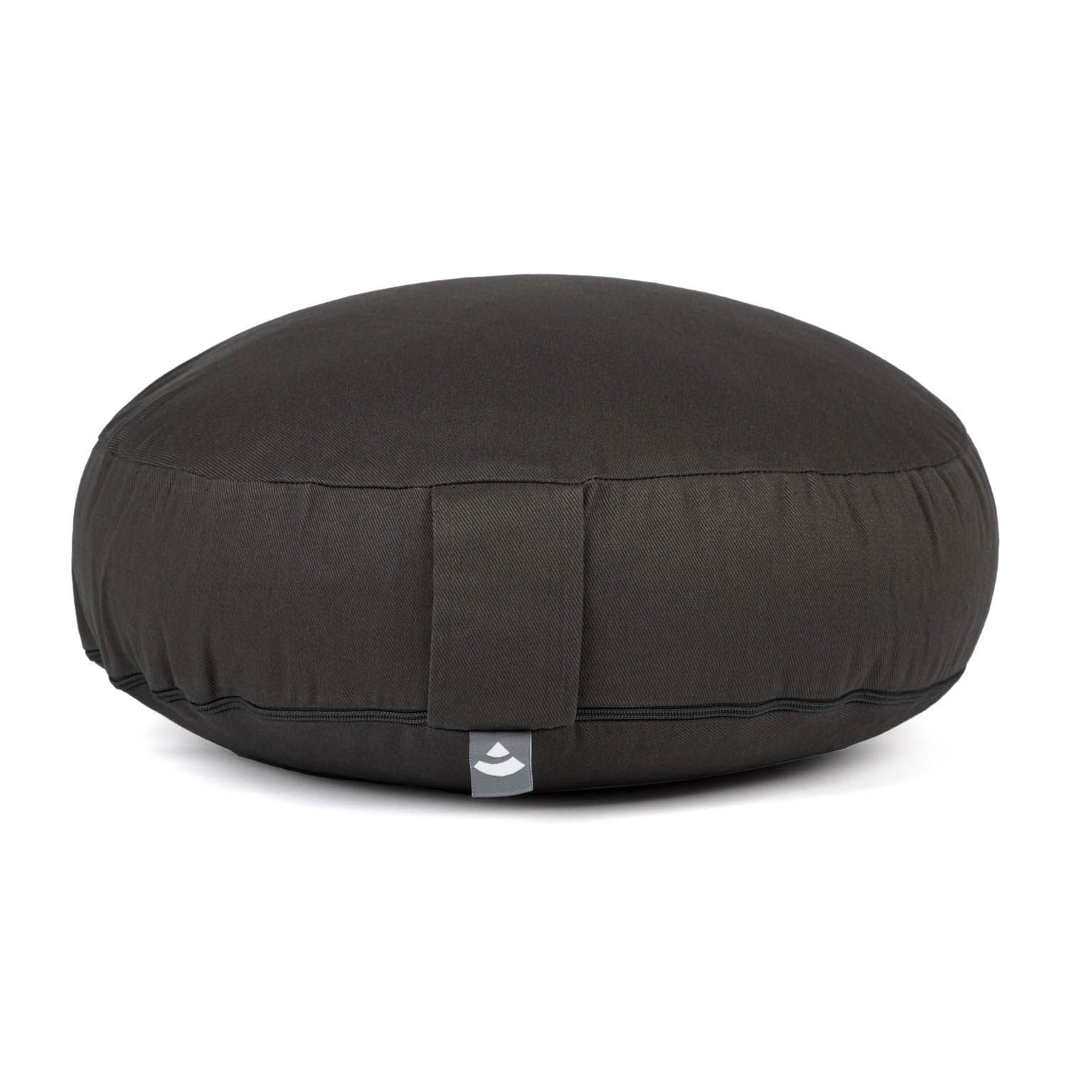 Braunes, rundes Meditationskissen. Mit Trageschlaufe und Logo-Etikett.