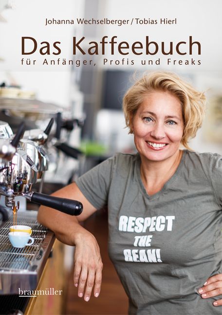 Buchcover: "Das Kaffeebuch". Titel und Autoren. Frau am Kaffeeautomaten. Aufschrift: "Respect the Bean!". Verlag: braumüller.
