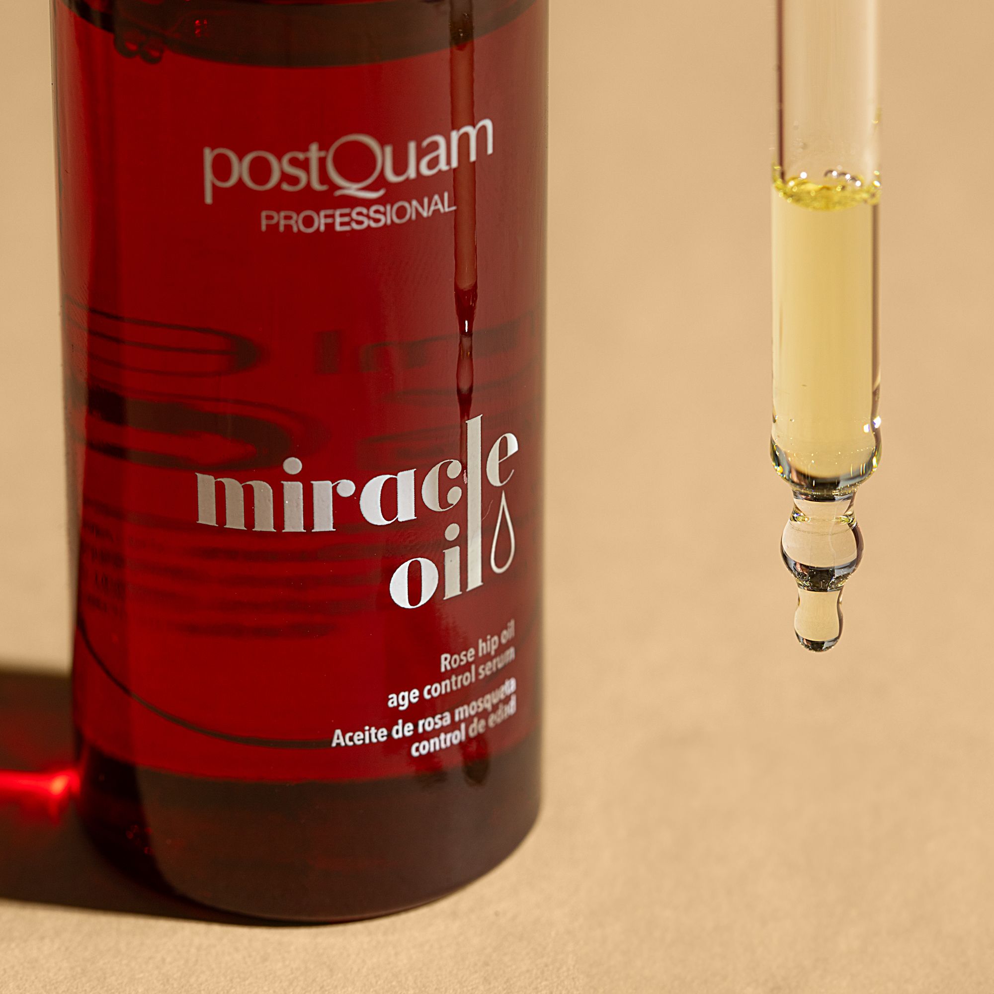 Postquam Miracle Oil Flasche und Pipette. Rote Flasche mit Text: Miracle Oil, Rose hip oil, age control serum. Pipette mit Öl.