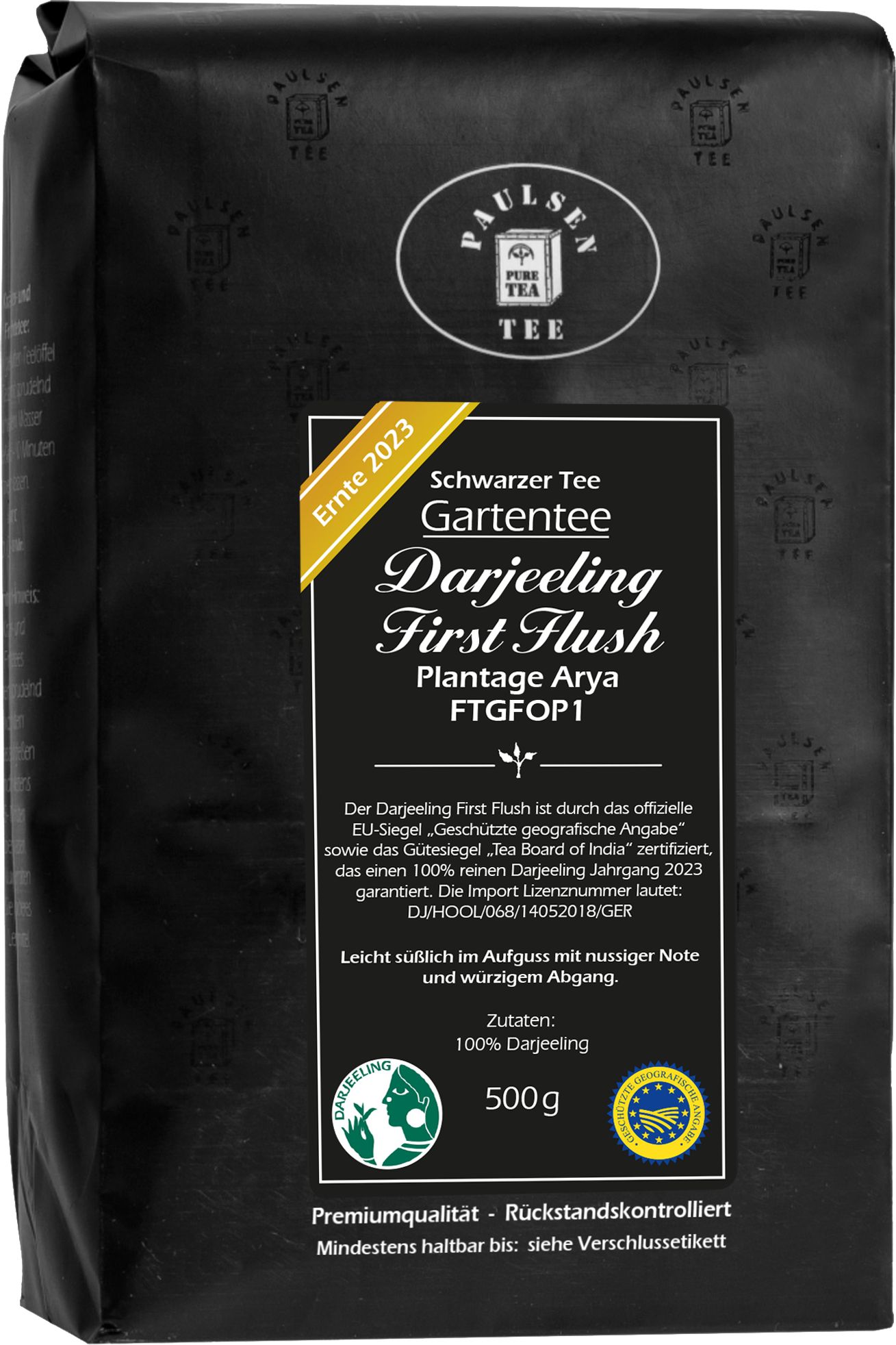 Schwarzer Tee-Packung. Text: Darjeeling First Flush FTGFOP1, Ernte 2023. Siegel: Tea Board of India. 500g.