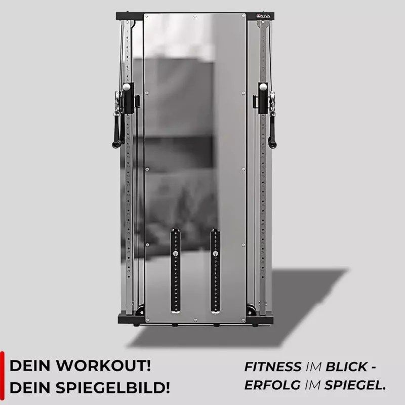 Kabelzugstation mit Spiegel und Trainingshinweisen.