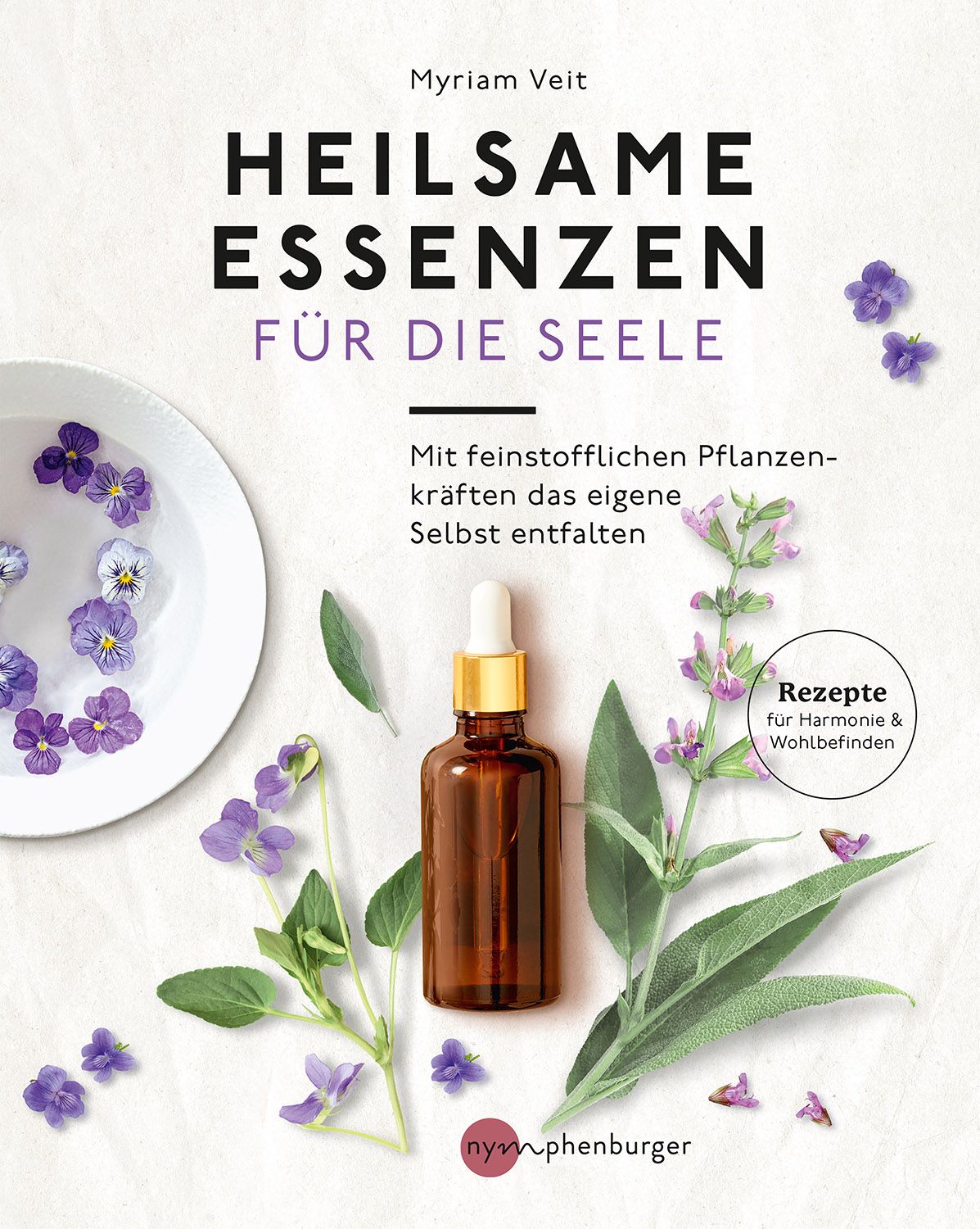 Braune Glasflasche mit goldener Pipette, umgeben von Pflanzen und Blüten. Aufschrift: Heilsame Essenzen für die Seele.