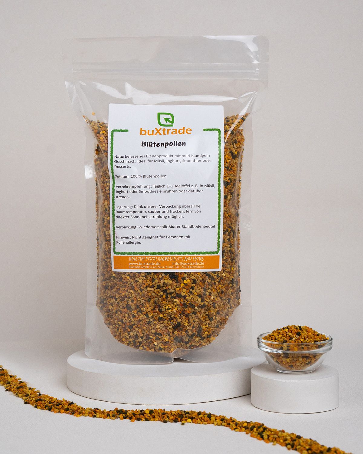 Transparente Verpackung mit Bltenpollen und eine kleine Glasschale. Etikett mit Produktinformationen.