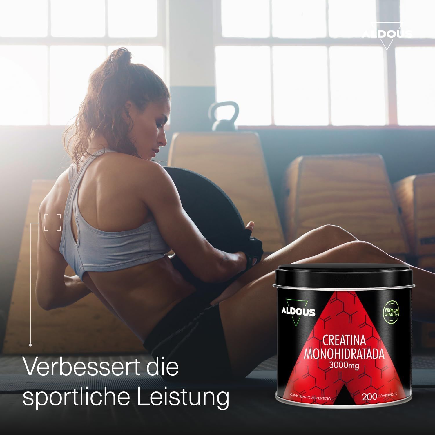 Frau im Fitnessstudio mit Aldous Creatin Monohydrat Dose. Verbessert sportliche Leistung. Dose mit 3000 mg Kreatin.