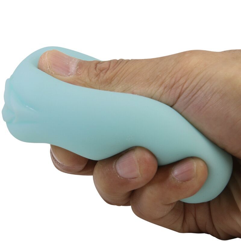 Hellblaues, weiches Masturbationsspielzeug in einer Hand. Die Form ist länglich mit einer Öffnung.