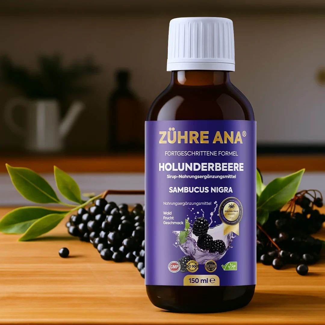 Eine Flasche Zühre Ana Holunderbeere Sirup mit Holunderbeeren auf einem Holztisch. Auf der Flasche sind Produktinformationen abgebildet.