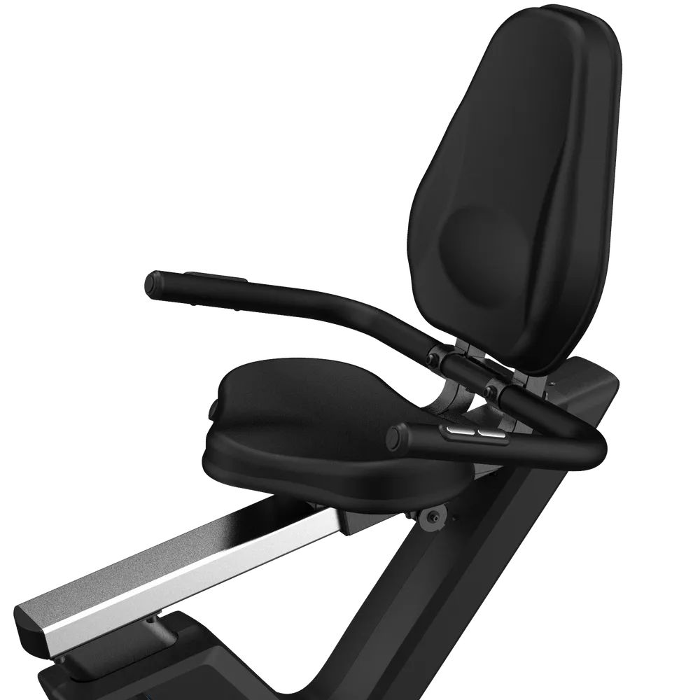 Schwarzer Sitz und Rückenlehne eines Liege-Ergometers. Armlehnen. Metallrahmen. Nahaufnahme.