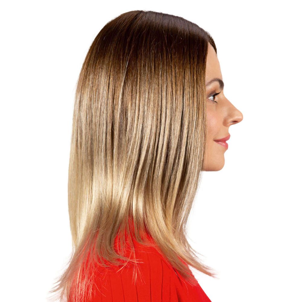 Perücke Filippa von trendhair. Mittellanges Haar, braun mit blonden Spitzen. Frau trägt rotes Oberteil. Seitenansicht.