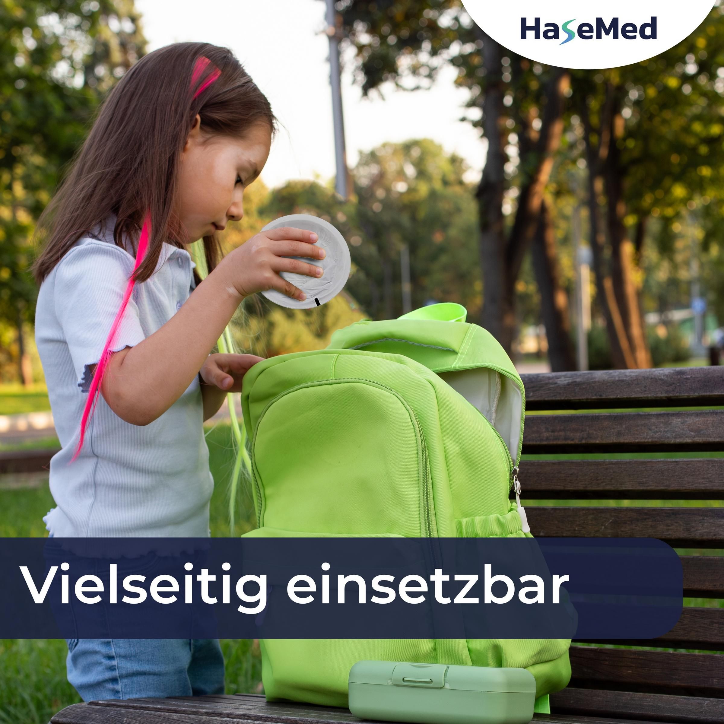 Mädchen packt Spuckbeutel in Rucksack. Vielseitig einsetzbar. Marke HaseMed.