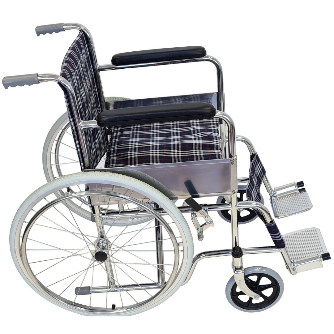 Rollstuhl von der Seite. Karierter Sitz und Rückenlehne, Metallrahmen, Armlehnen, Fußstützen und Räder.