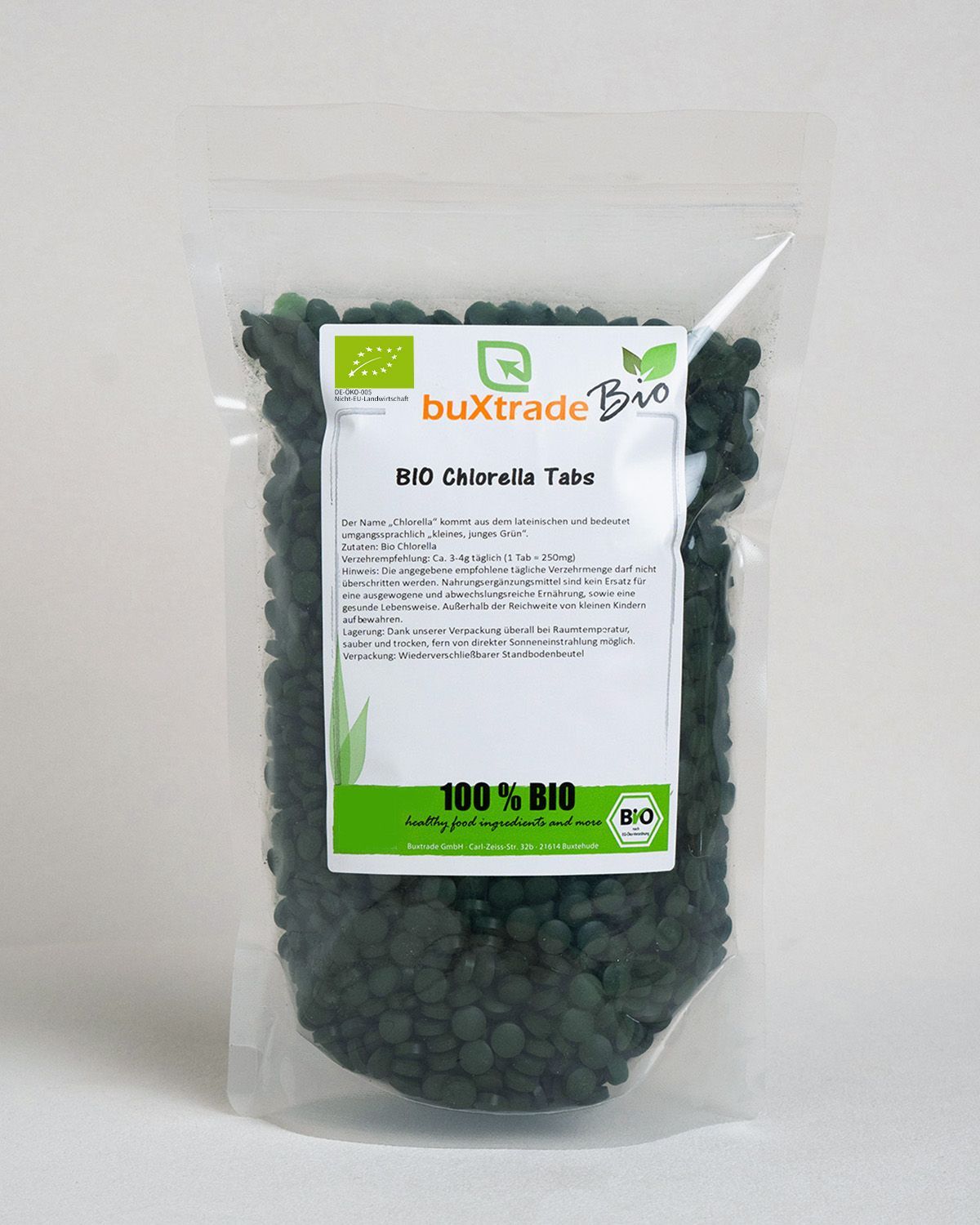 Buxtrade Bio Chlorella Tabs in einem Standbodenbeutel. Die Tabs sind dunkelgrün und rund.