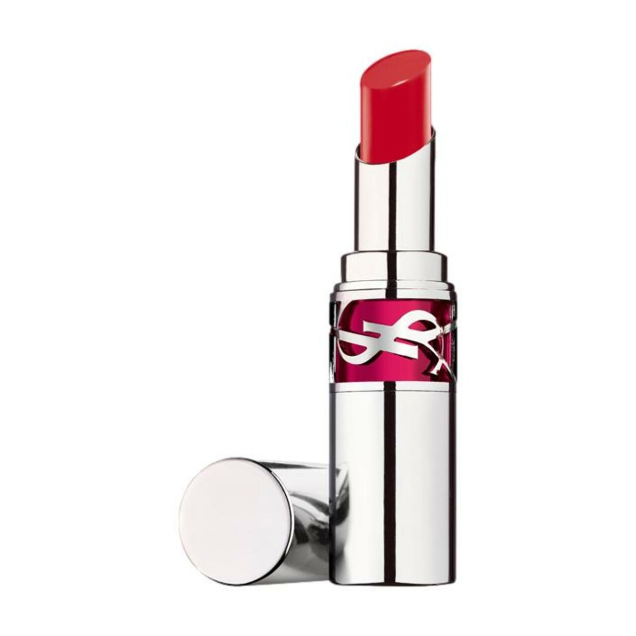 Ein offener silberner Lippenstift mit pinkem YSL-Logo. Daneben liegt die silberne Kappe.