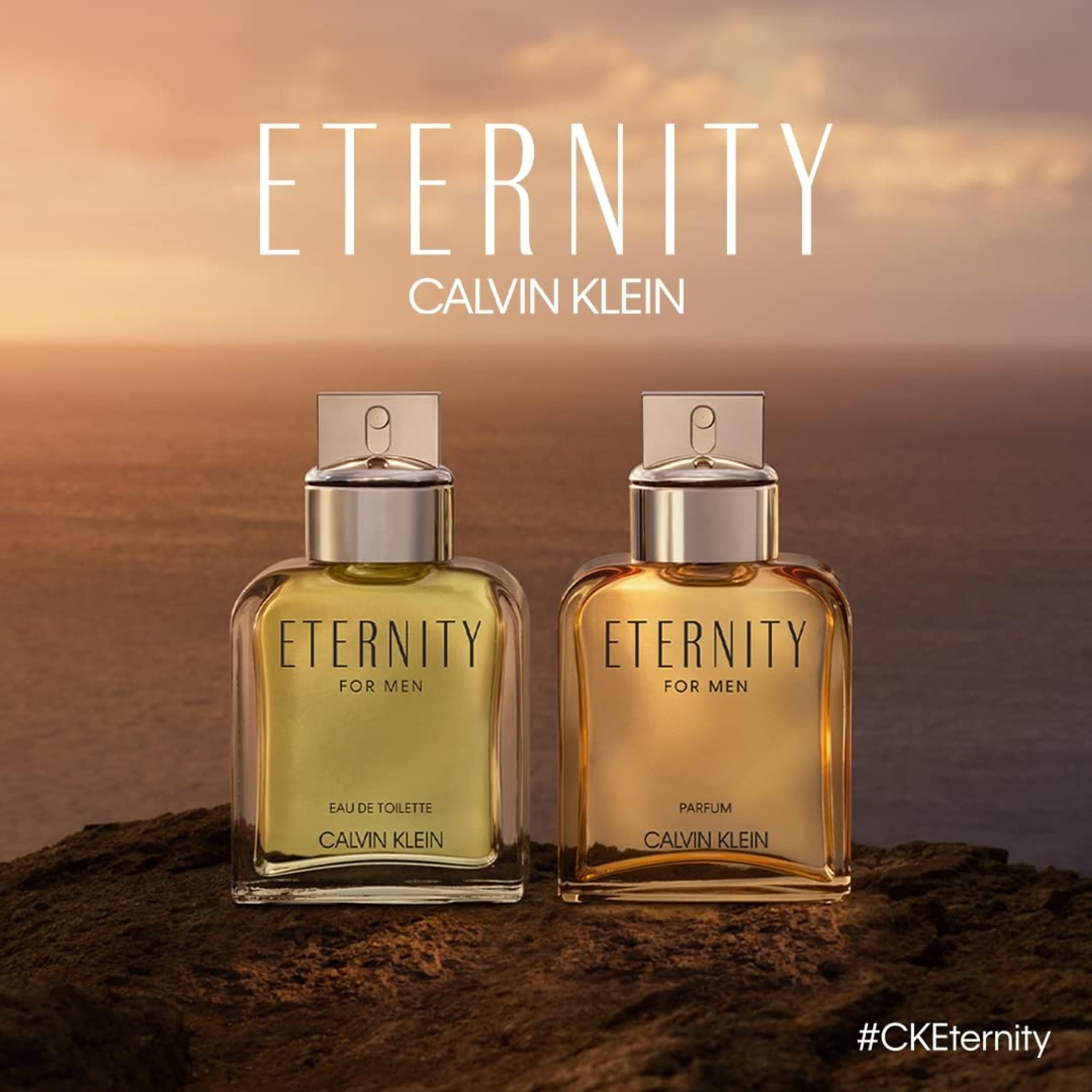 Zwei rechteckige Glasflaschen mit silbernen Verschlüssen. Auf den Etiketten steht "ETERNITY FOR MEN" und "CALVIN KLEIN".
