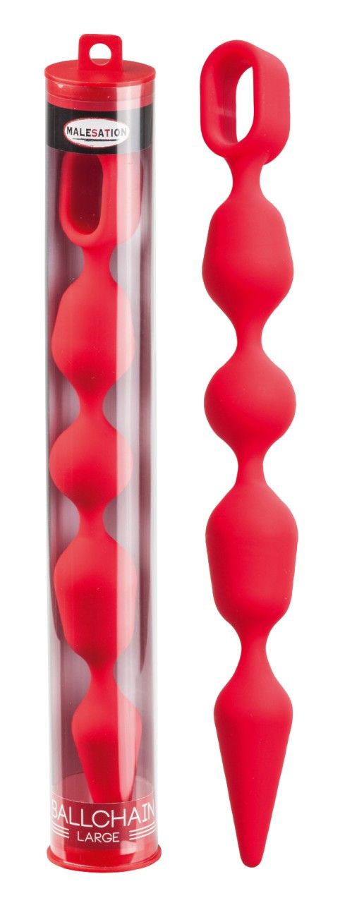 Rote MALESATION Ballchain, neben transparenter Verpackung. Besteht aus mehreren Kugeln und einem Griff. Aufschrift: BALLCHAIN LARGE.