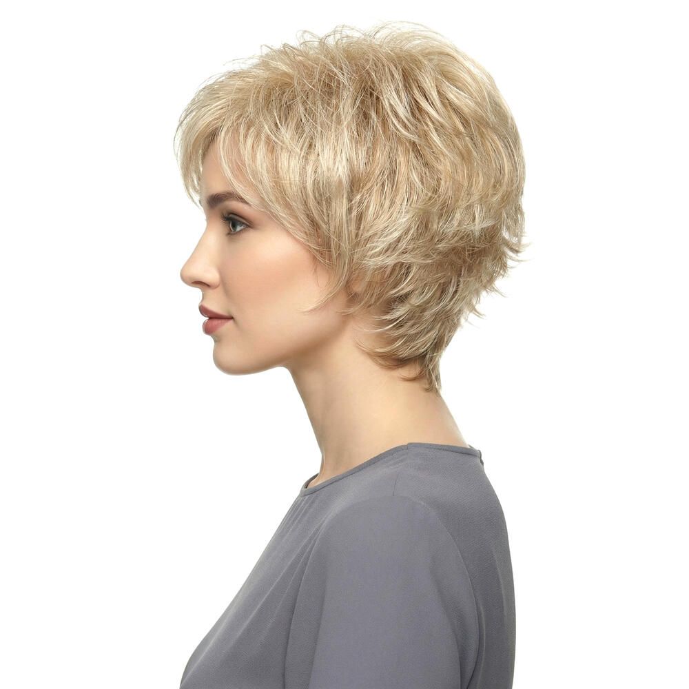 Blonde Kurzhaarperücke im Profil. Die Perücke hat einen Seitenscheitel und eine leichte Welle.