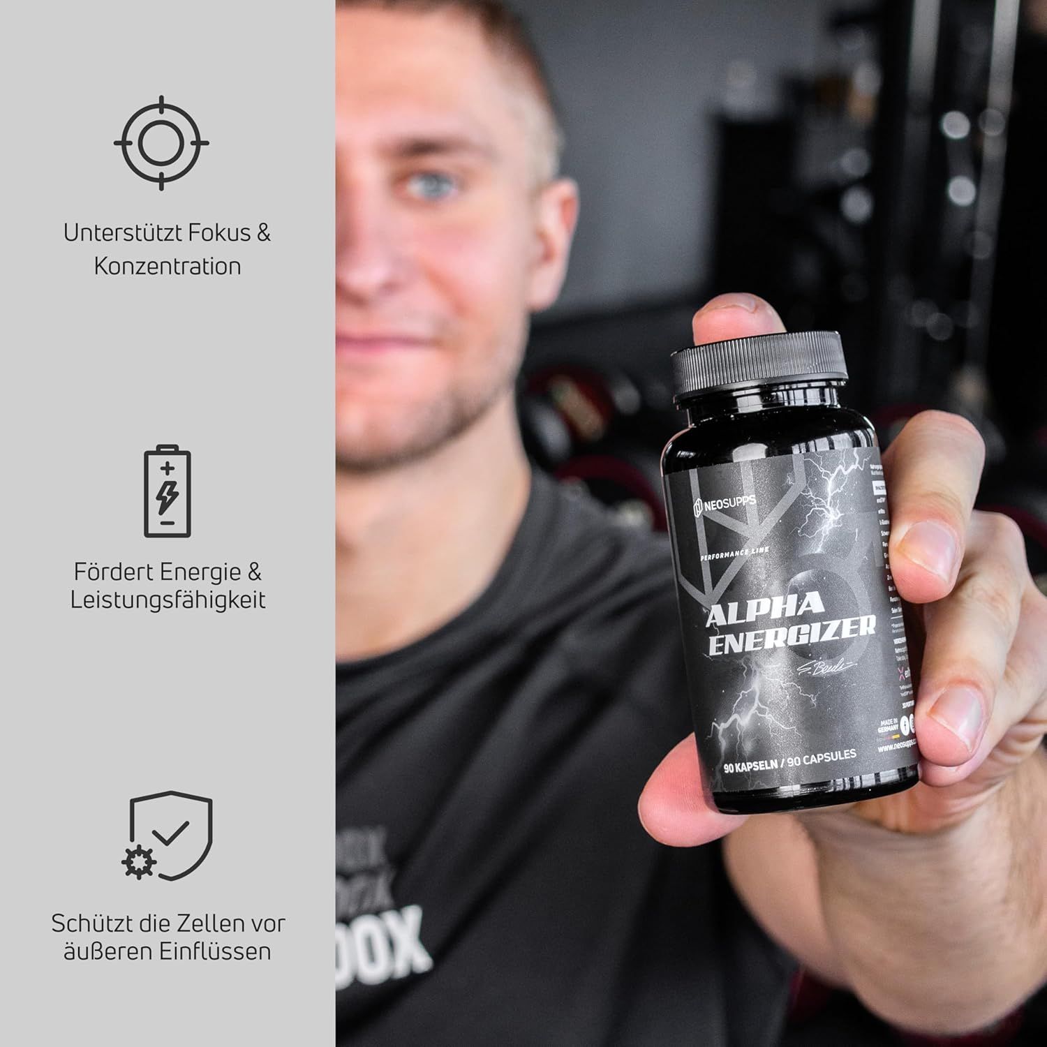 Schwarze Flasche mit "Alpha Energizer"-Etikett. Mann hält die Flasche. Text: Fördert Energie & Leistungsfähigkeit.