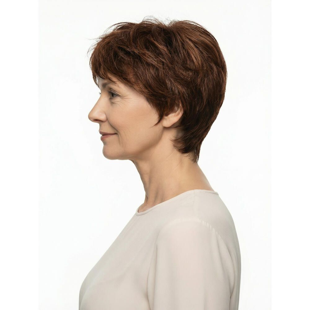 Kurzhaarperücke in Braun-Rot-Tönen. Frau trägt die Perücke, Seitenansicht. Helles Oberteil.