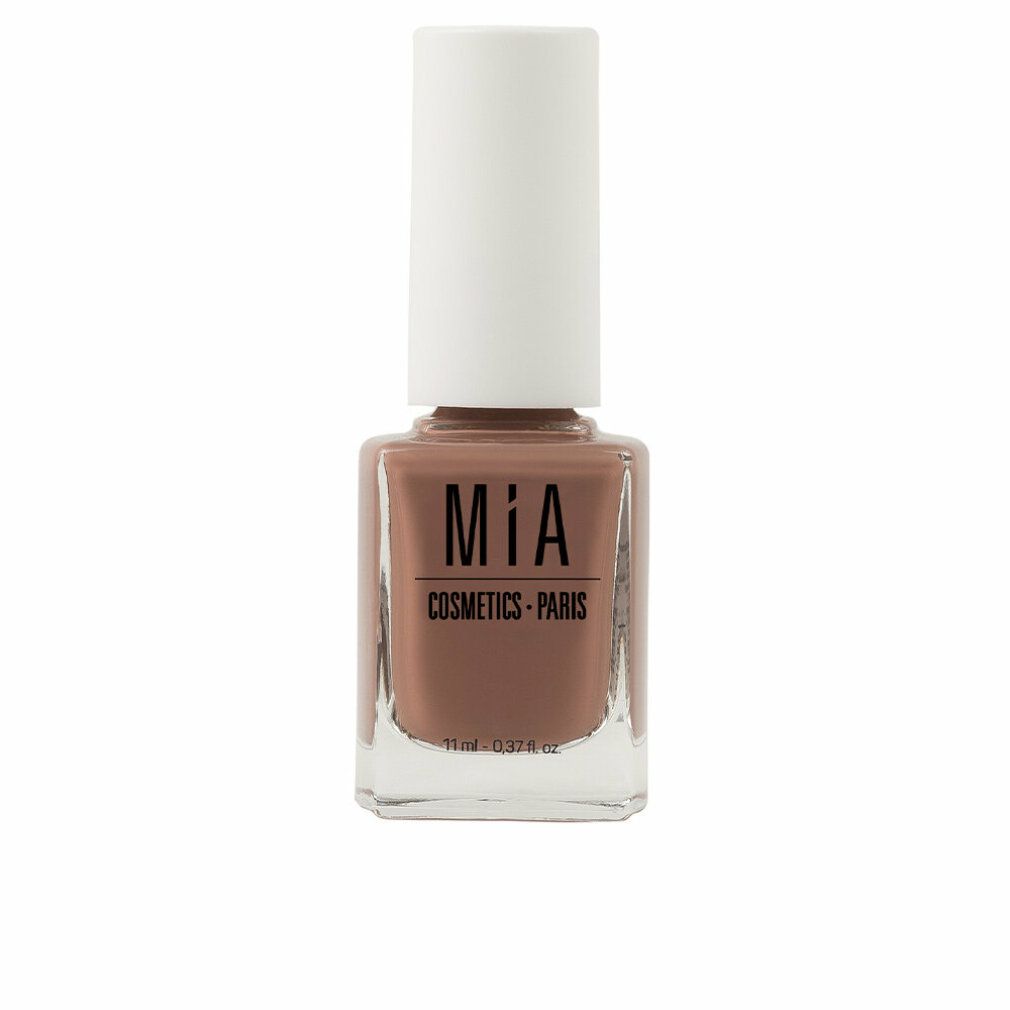 Nagellackflasche mit brauner Farbe und weißem Deckel. Aufschrift: mía Cosmetics - Paris.