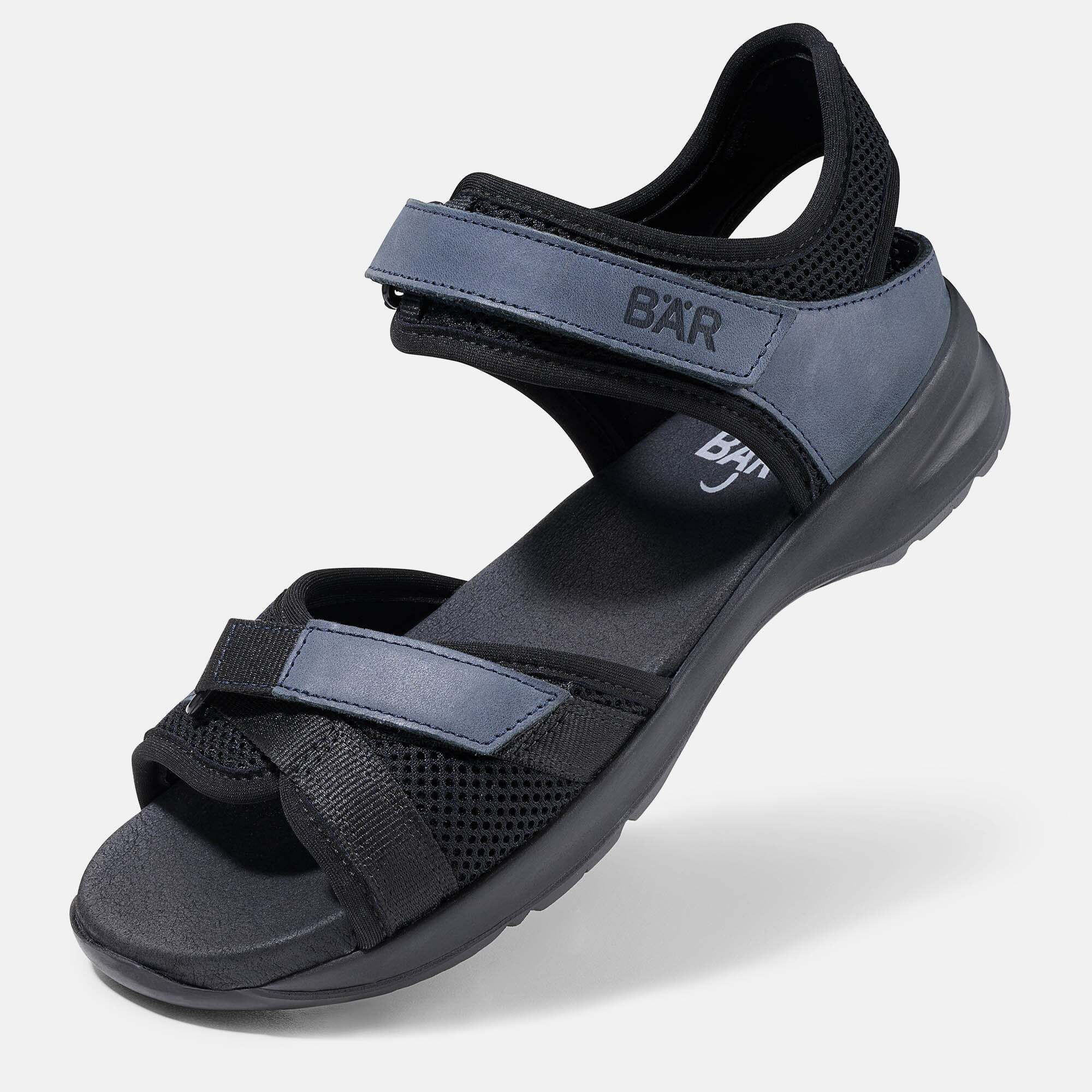 Schwarze Sandale mit blauen Riemen, Klettverschluss und Mesh. BÄR-Logo auf der Innensohle.