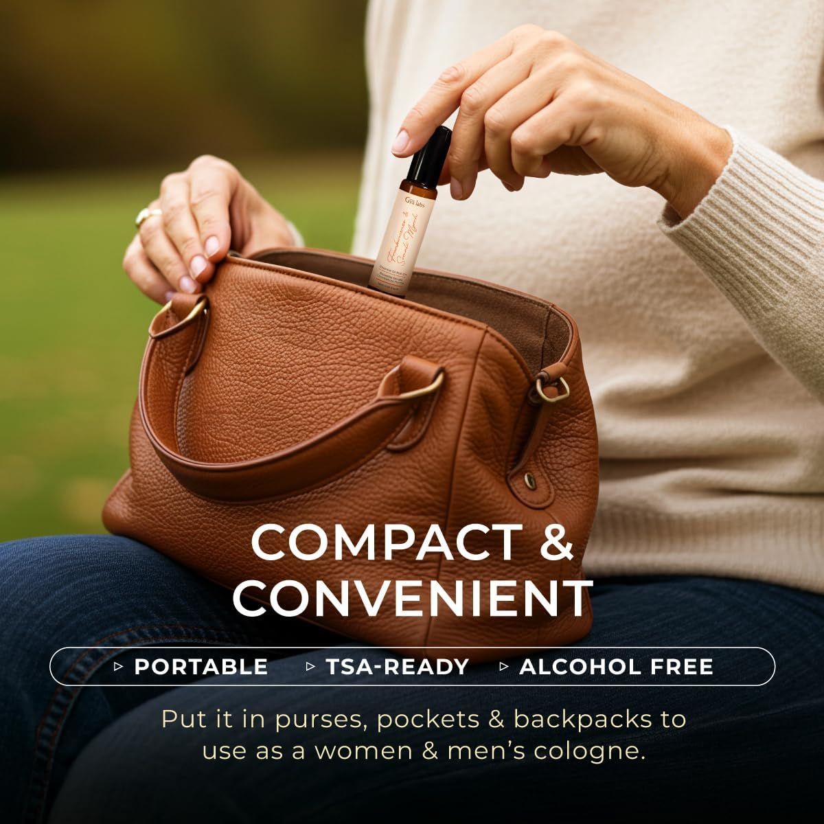 Frau nimmt Roll-On aus brauner Handtasche. Text: Kompakt & praktisch. Tragbar, TSA-konform, alkoholfrei. Für Taschen und Rucksäcke.