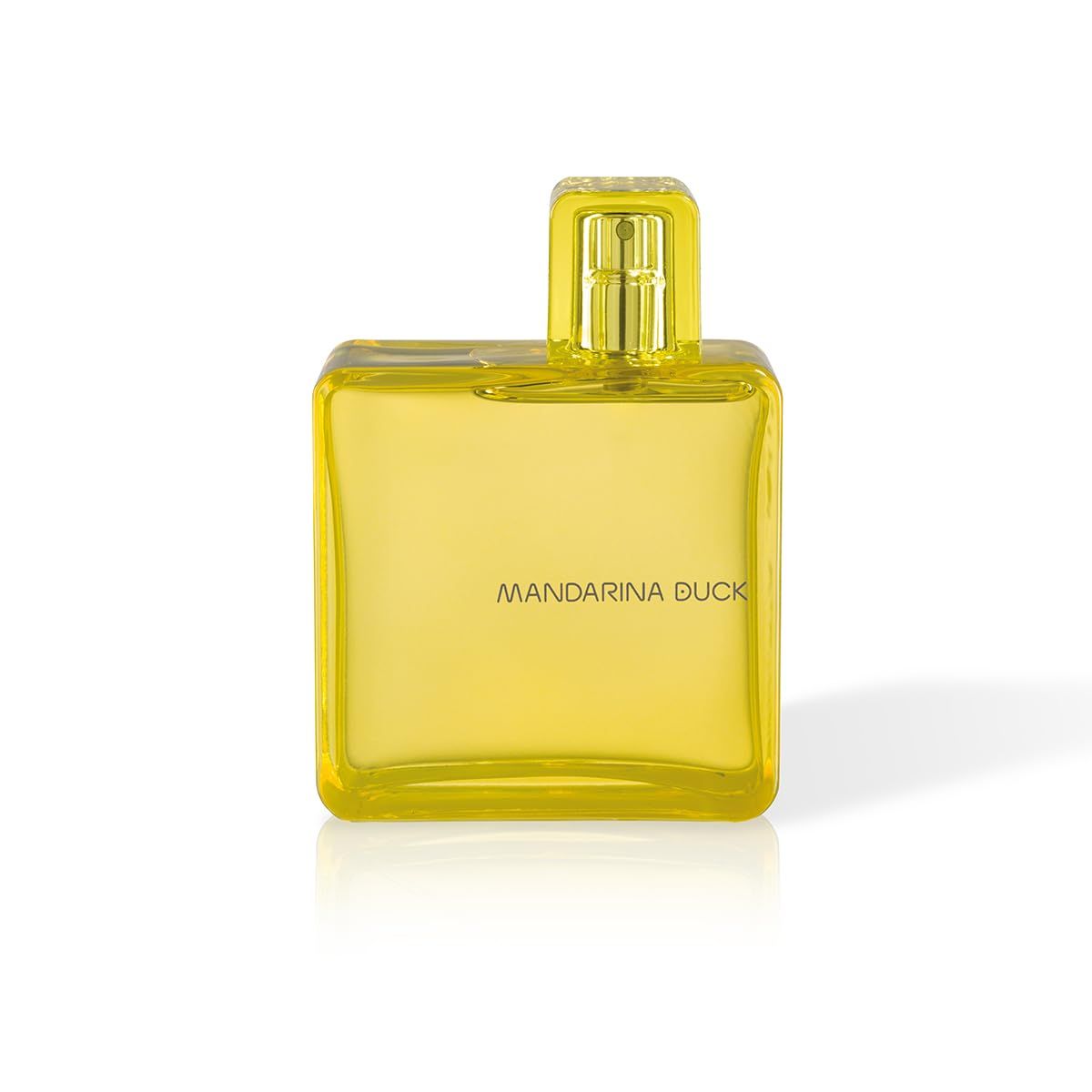 Gelbes Eau de Toilette Spray. Quadratische Flasche mit gelbem Verschluss. Schriftzug Mandarina Duck.
