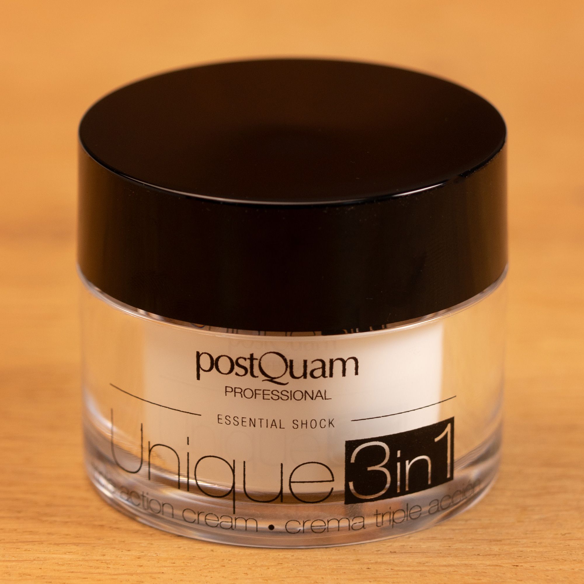Creme-Glas mit schwarzem Deckel. Aufschrift: Postquam Professional, Unique 3in1. Dreifach-Wirkungs-Creme.