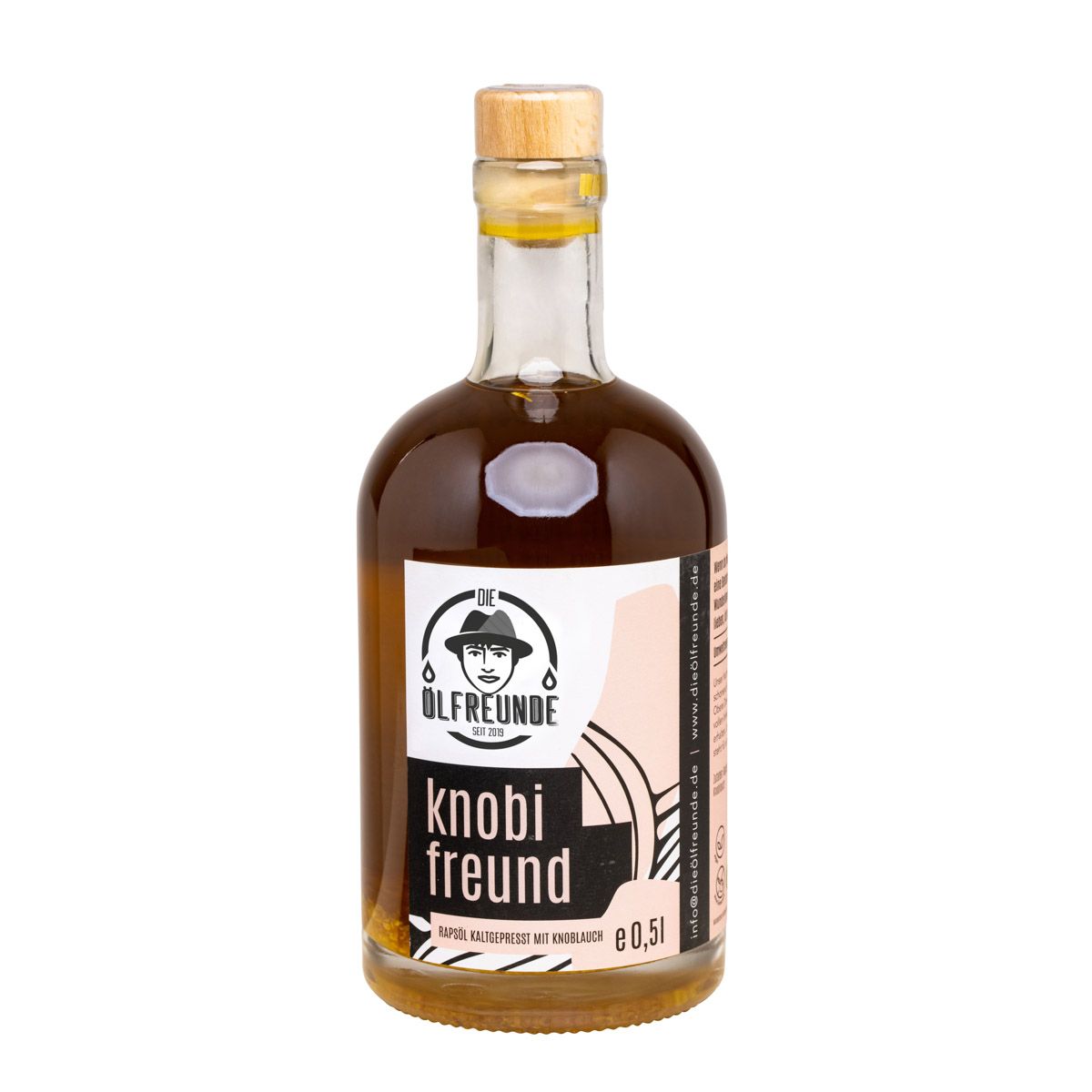 Glasflasche mit brauner Flüssigkeit und Holzverschluss. Etikett mit Logo und Schriftzug "knobi freund".