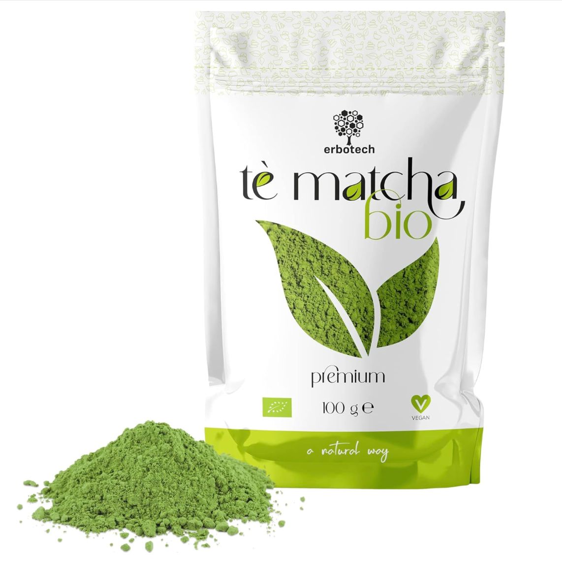 Beutel mit grünem Pulver. Aufschrift: tè matcha bio, premium, 100 g. Bio-Siegel und Vegan-Logo.