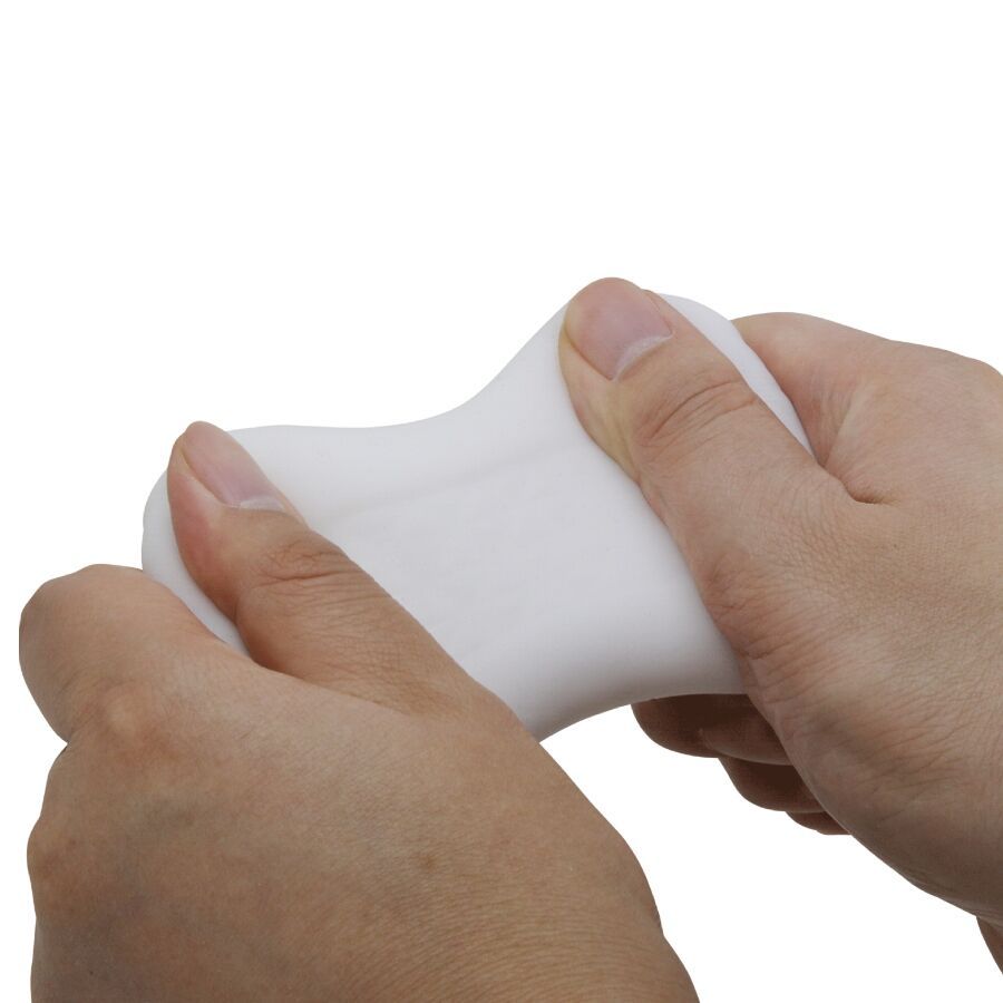 Hände halten einen weißen, flexiblen Gegenstand. Der Gegenstand ist weich und verformbar. Keine weiteren Details sichtbar.