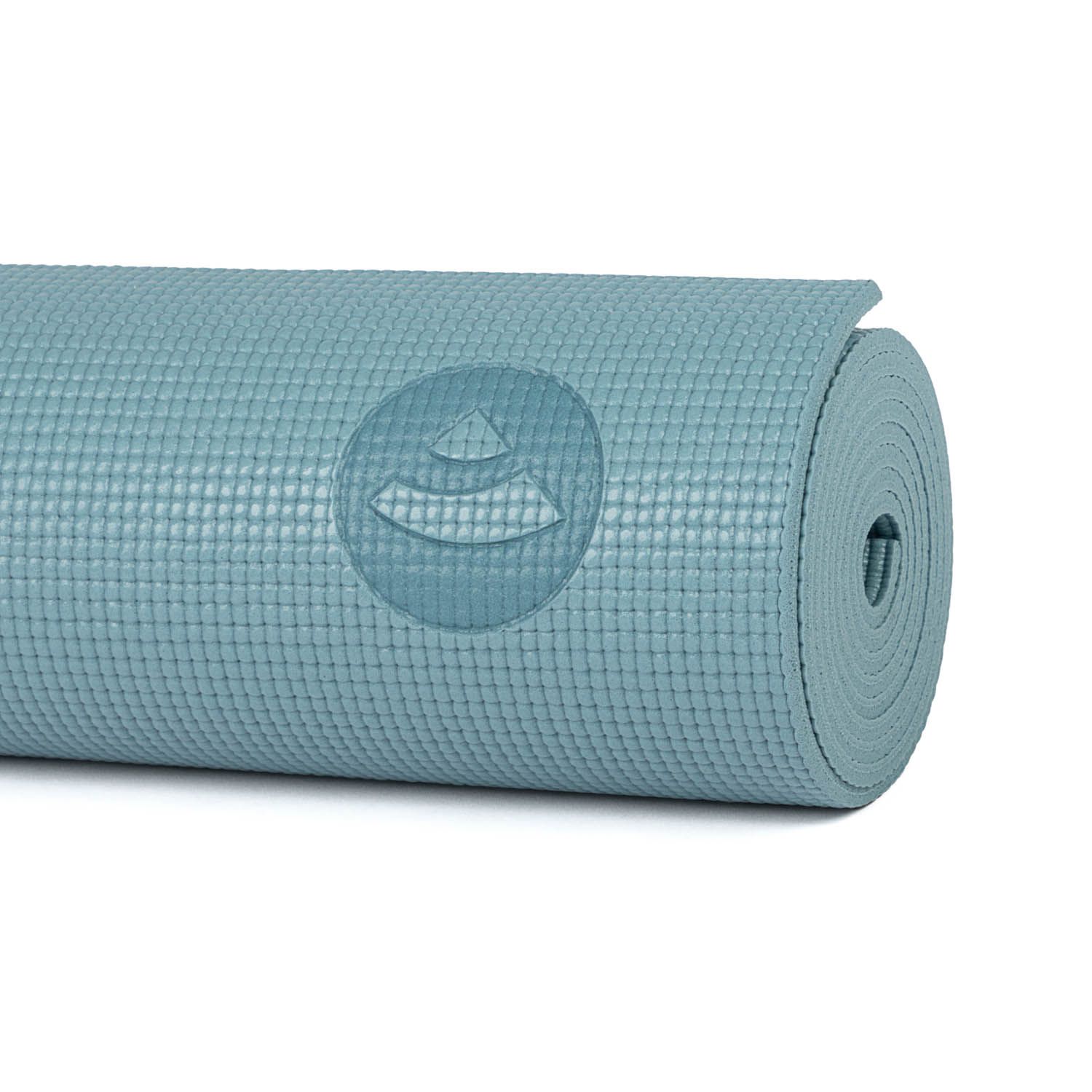 Gerollte hellblaue Yogamatte mit Logo. Oberfläche strukturiert. Auf weißem Hintergrund.