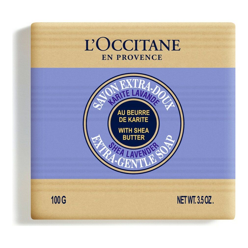 Rechteckige Seife mit lila Band und rundem Logo. Aufschrift: L'Occitane, Savon Extra-Doux Karité Lavande, Shea Lavender. 100g, Net Wt. 3.5 oz.