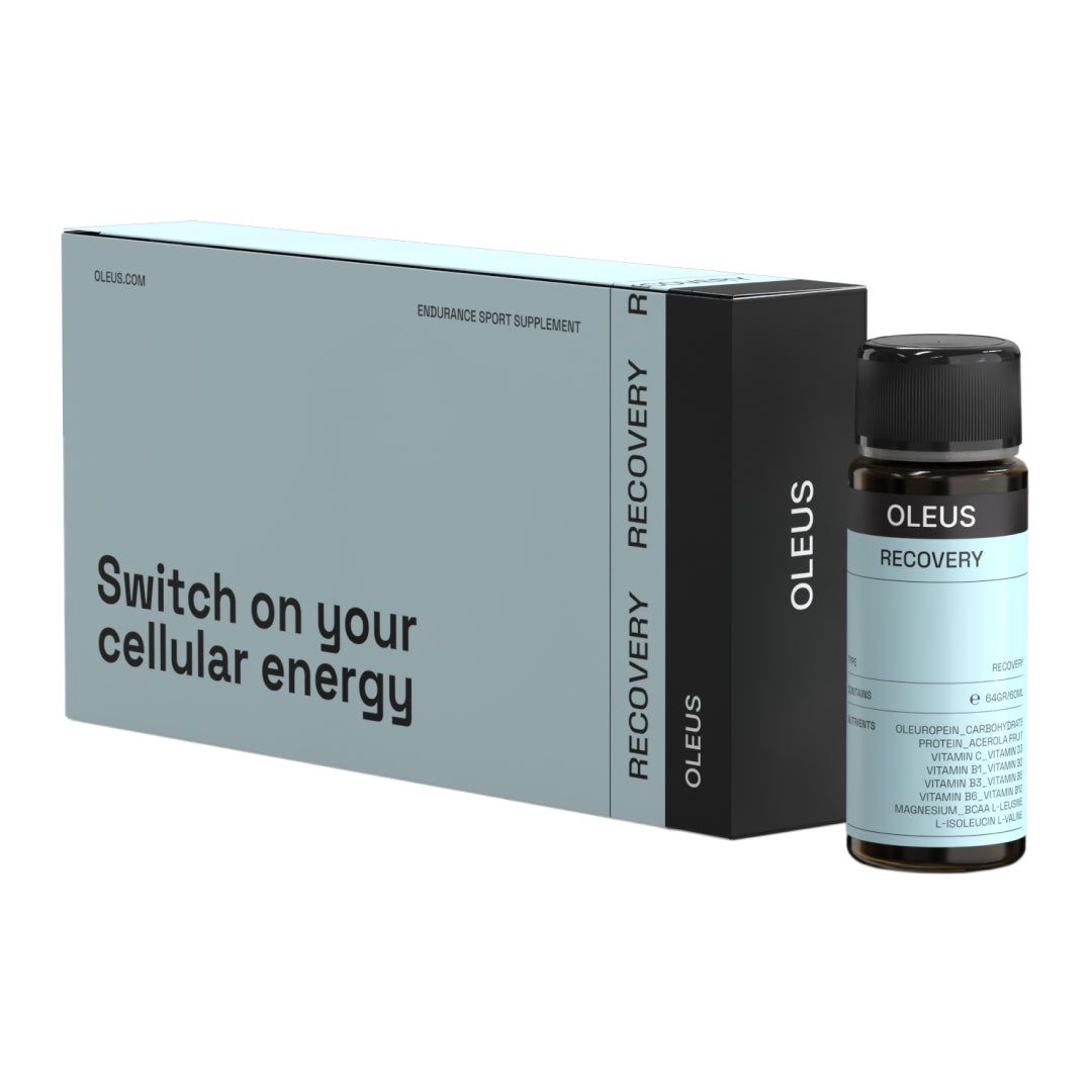 Eine Flasche und eine Schachtel. Auf der Schachtel steht "Switch on your cellular energy". Auf der Flasche steht "OLEUS RECOVERY".