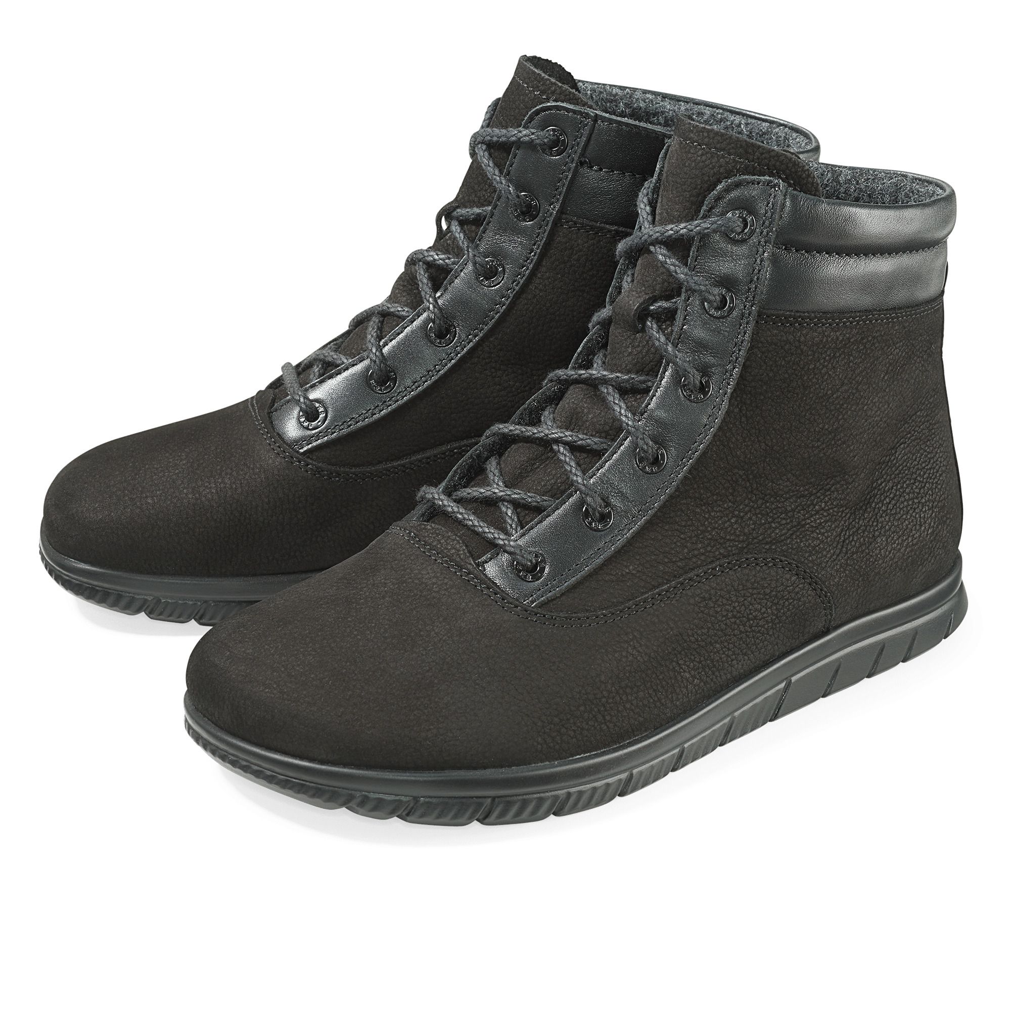 Schwarze Stiefeletten mit Schnürung und breiter Passform. Obermaterial aus Leder, Sohle aus Gummi. Zwei Schuhe nebeneinander.
