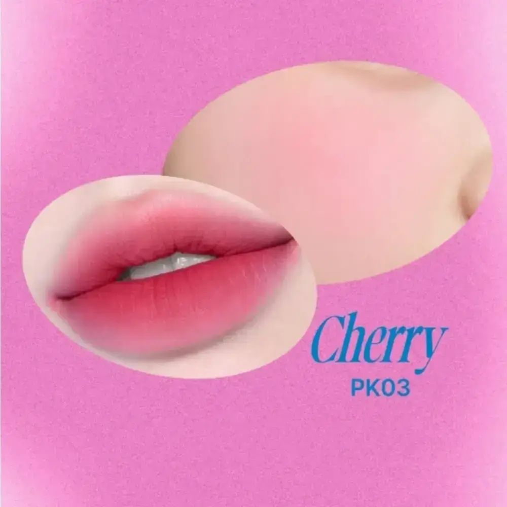 Lippen und Wangen in Kirschrot. Text: Cherry PK03. Auf rosa Hintergrund.