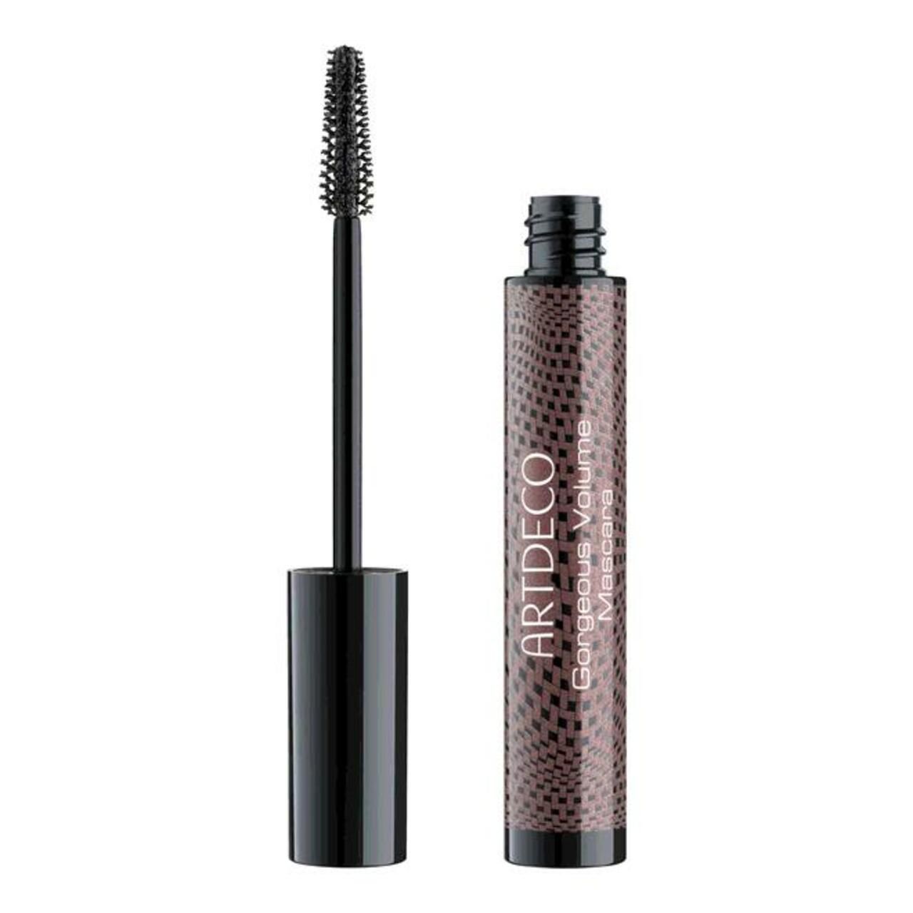 Artdeco Gorgeous Volume Mascara. Schwarze Mascarabürste neben brauner Mascarahülse mit Produktbezeichnung.