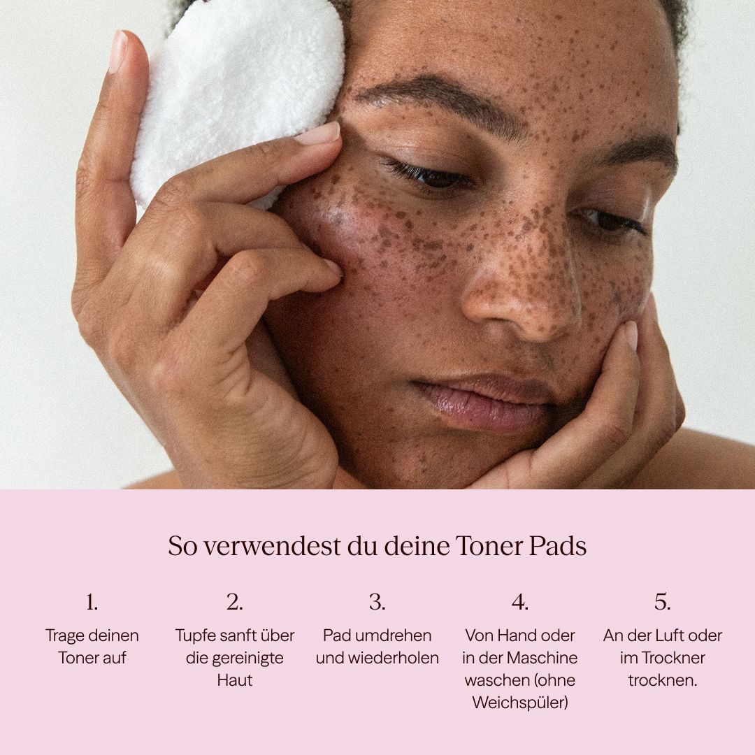Frau mit Toner-Pad. Schritte: Toner auftragen, Haut betupfen, Pad umdrehen, in Maschine waschen, trocknen.
