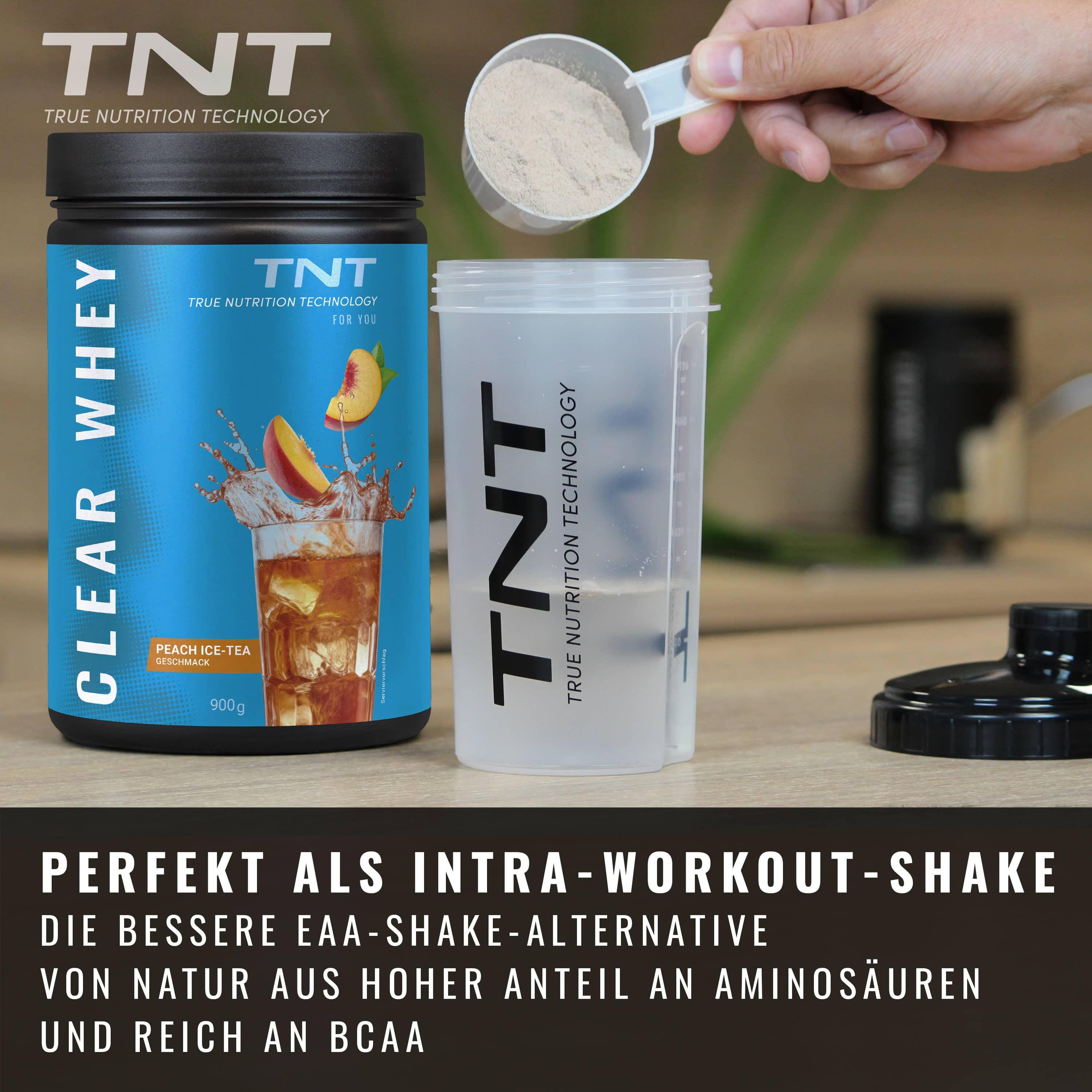 Dose TNT CLEAR WHEY und Shaker. Pulver wird in den Shaker gefüllt. Text: Intra-Workout-Shake, reich an Aminosäuren.